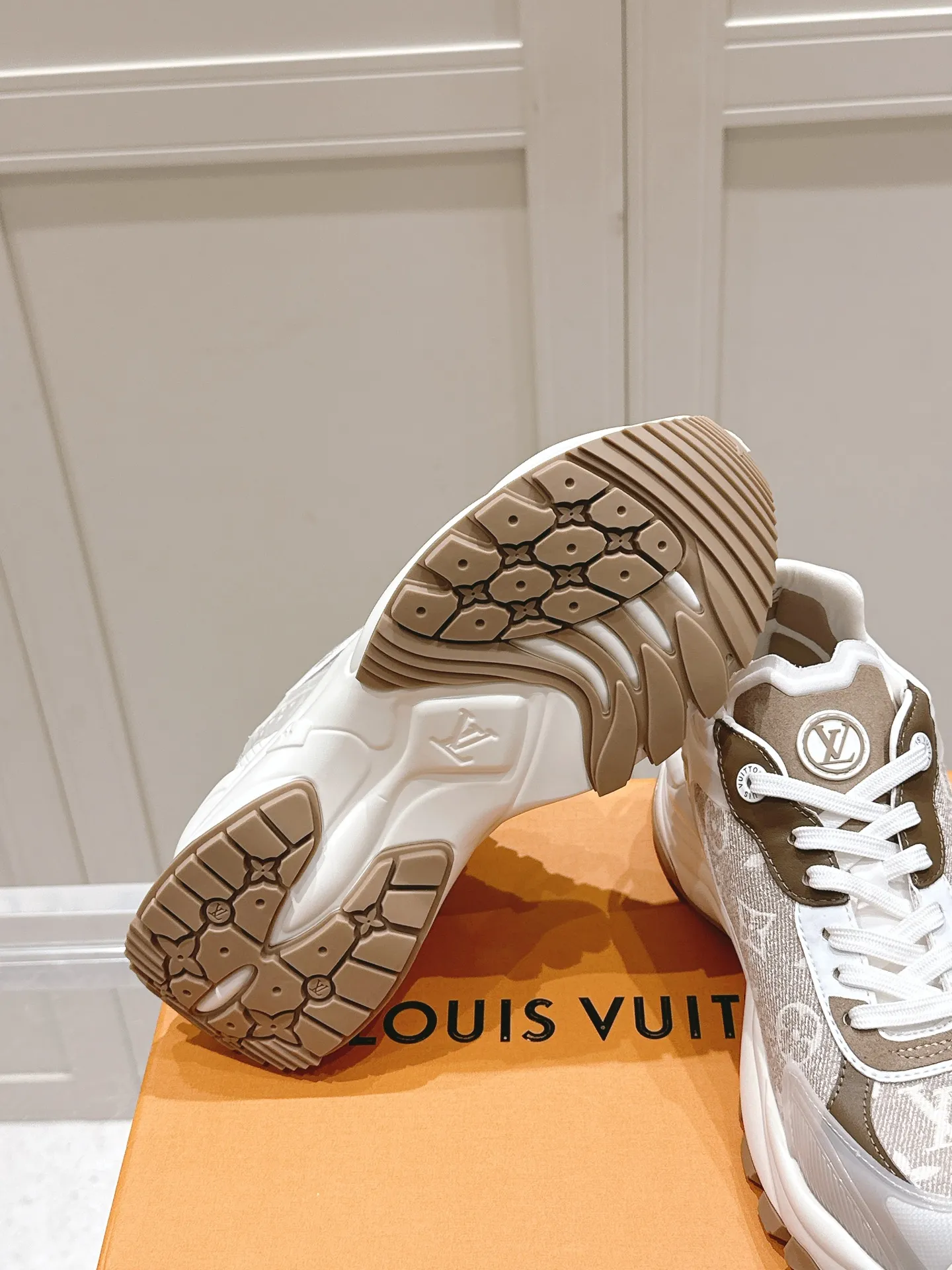 LOUIS VUITTON RUN 55 ベージュ スニーカー - 画像 (10)