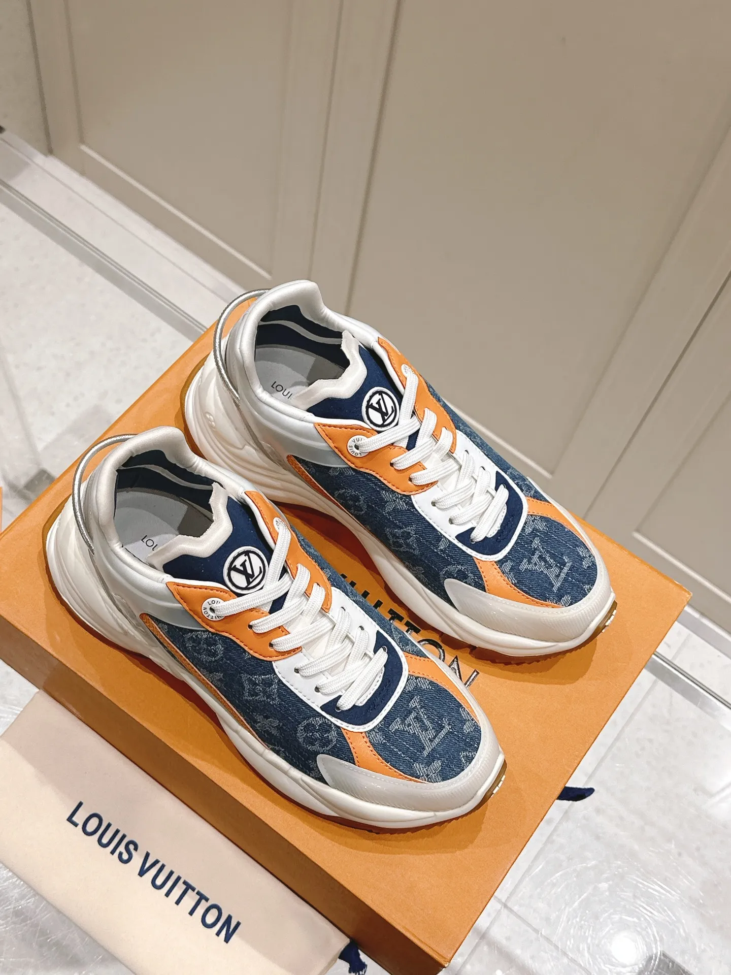 LV RUN 55 ブルー花柄スニーカー - 画像 (4)