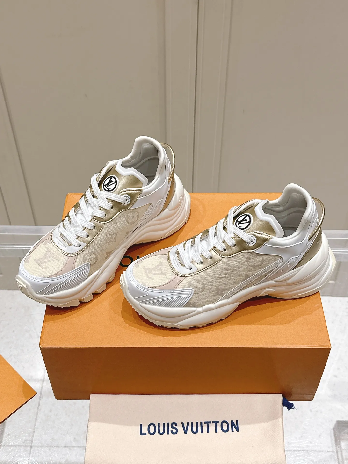 LOUIS VUITTON RUN 55 ホワイト スニーカー - 画像 (4)