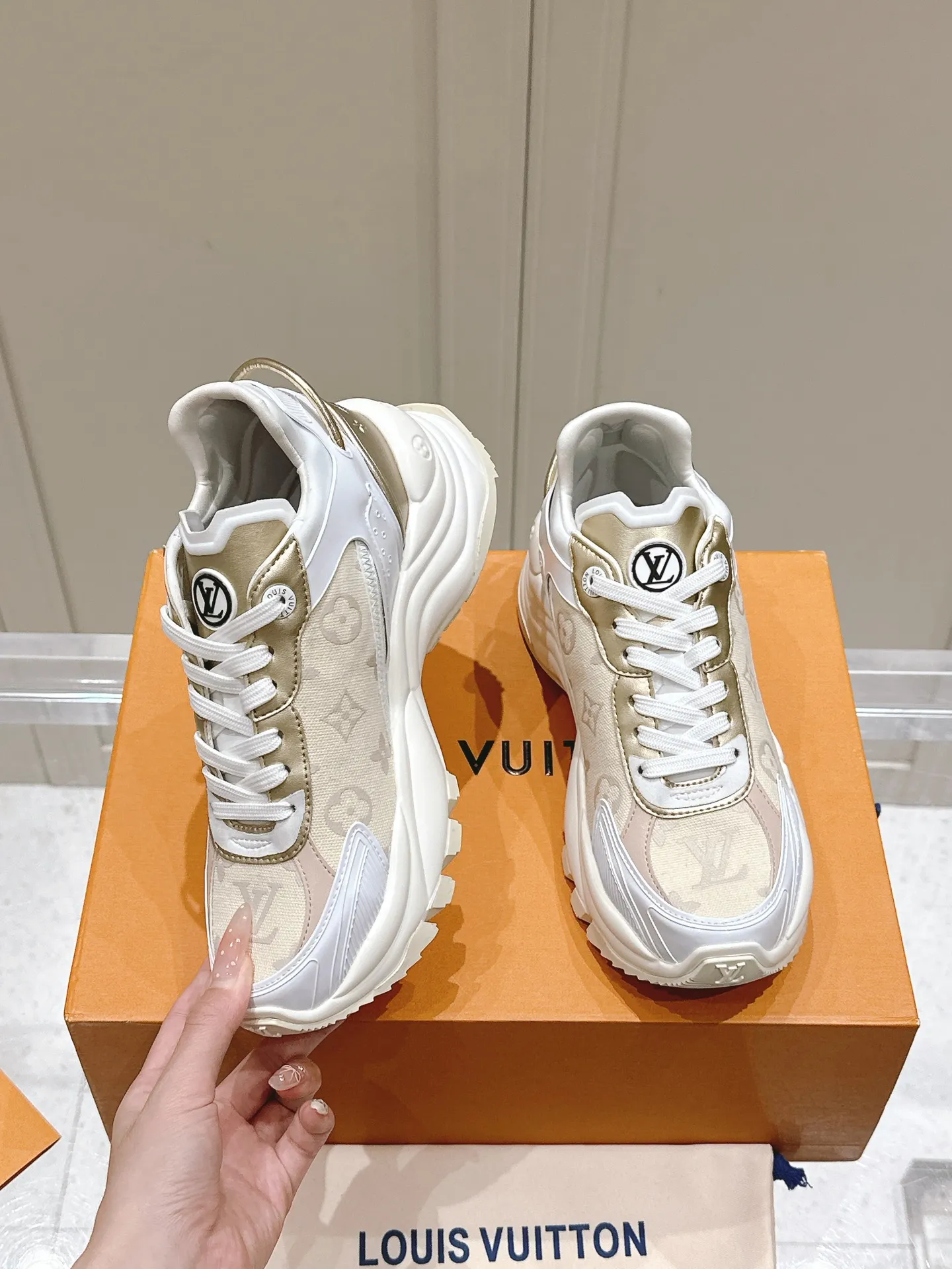 LOUIS VUITTON RUN 55 ホワイト スニーカー - 画像 (5)