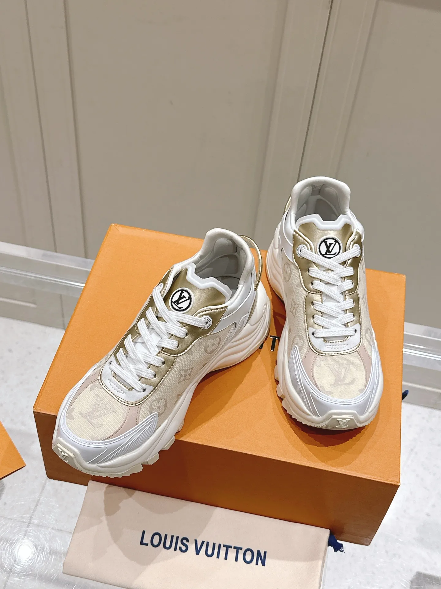 LOUIS VUITTON RUN 55 ホワイト スニーカー - 画像 (6)