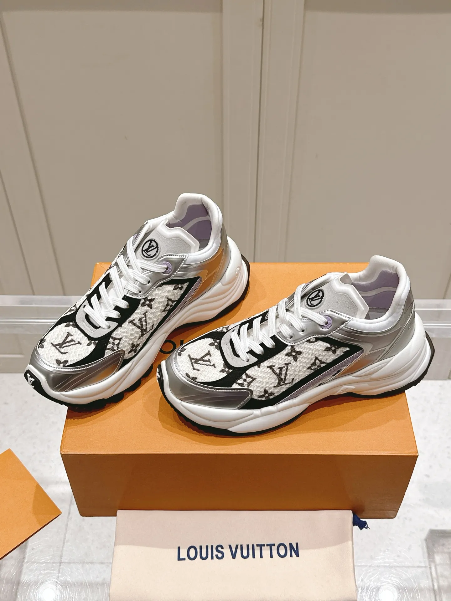 LOUIS VUITTON RUN 55 シルバー - 画像 (4)