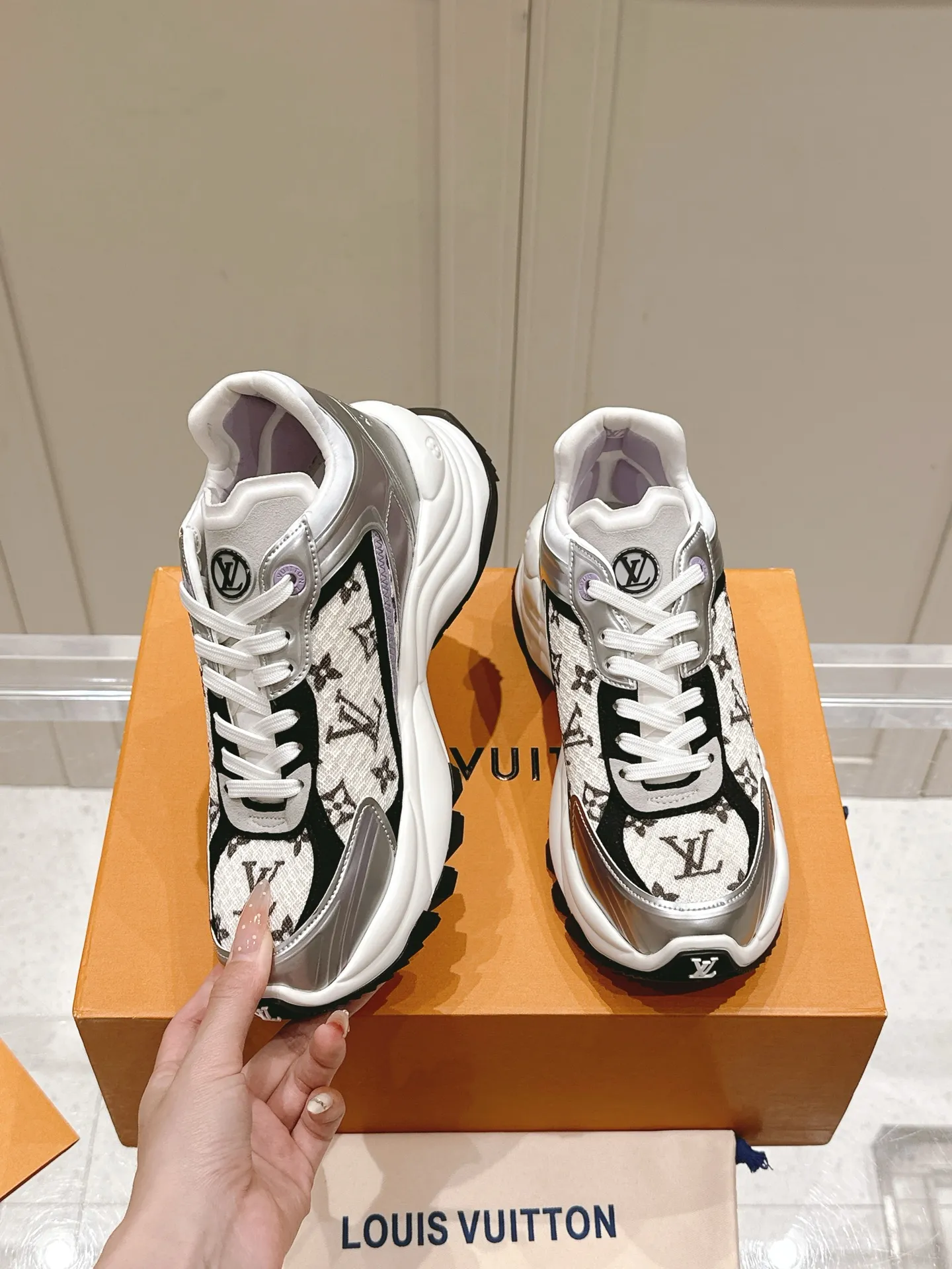 LOUIS VUITTON RUN 55 シルバー - 画像 (5)