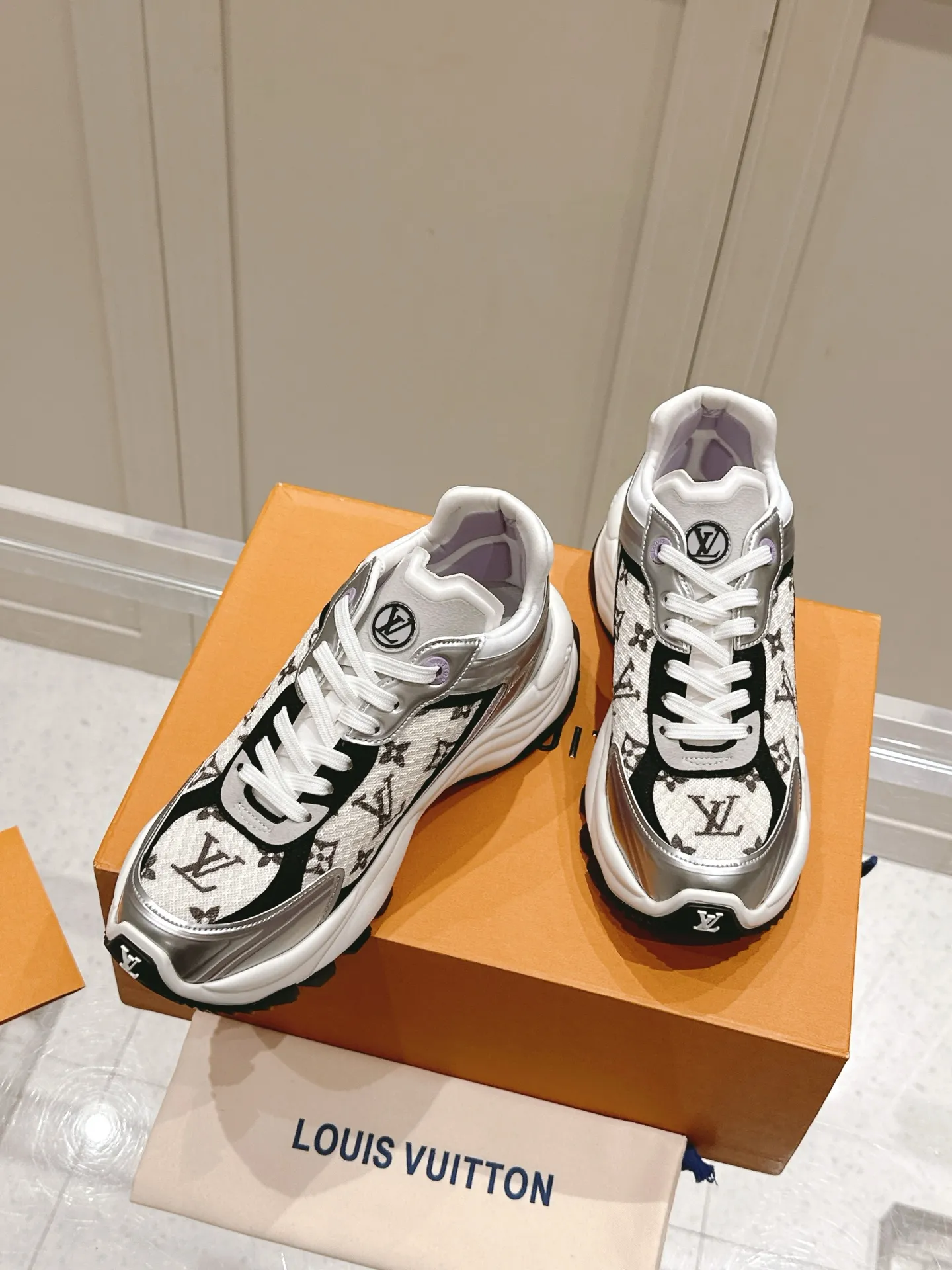 LOUIS VUITTON RUN 55 シルバー - 画像 (6)