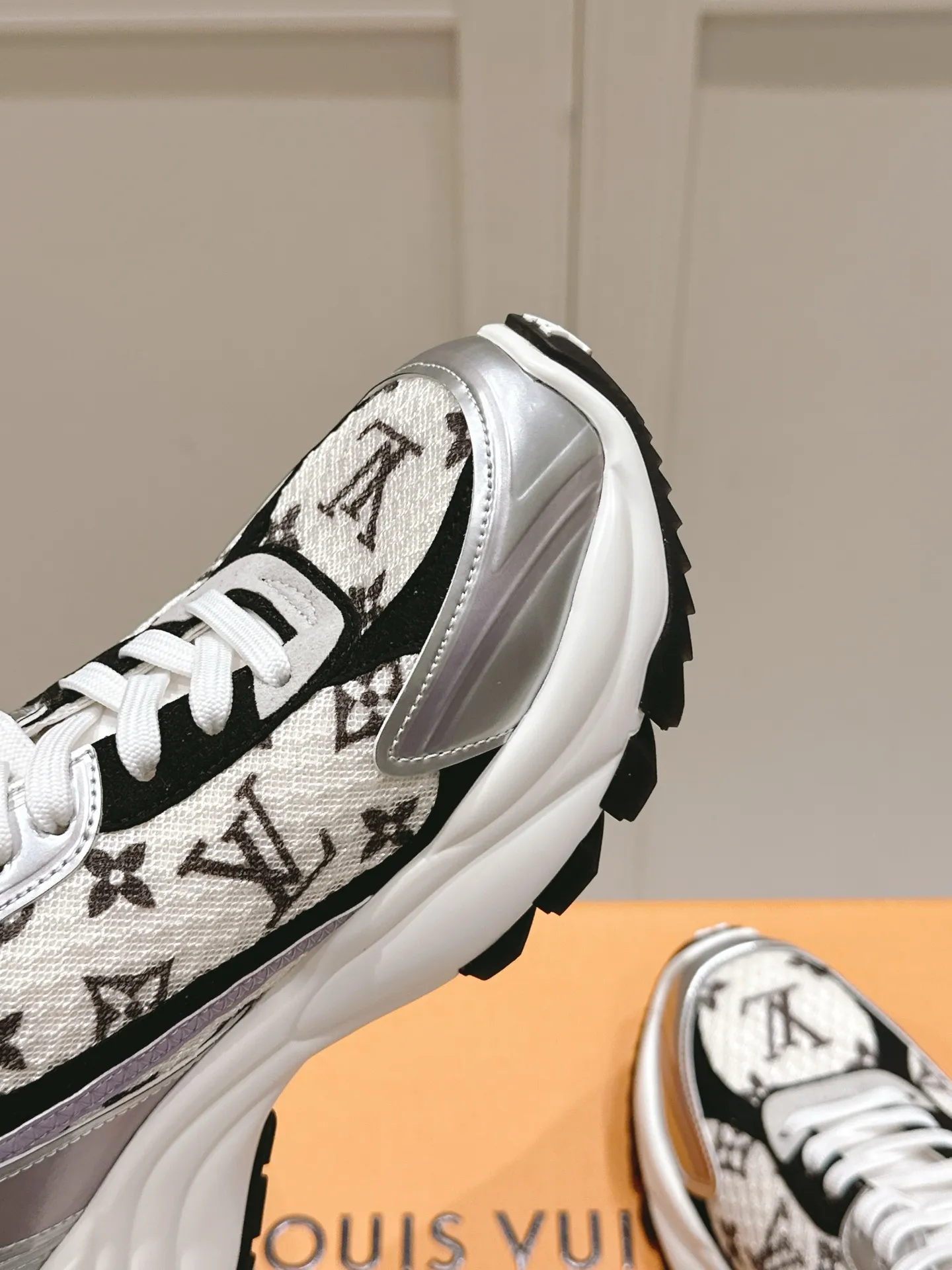 LOUIS VUITTON RUN 55 シルバー - 画像 (7)