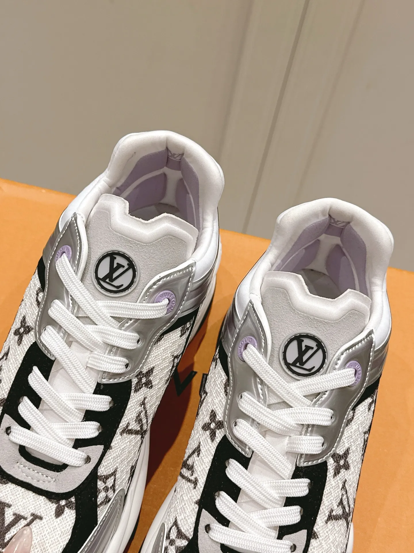 LOUIS VUITTON RUN 55 シルバー - 画像 (9)