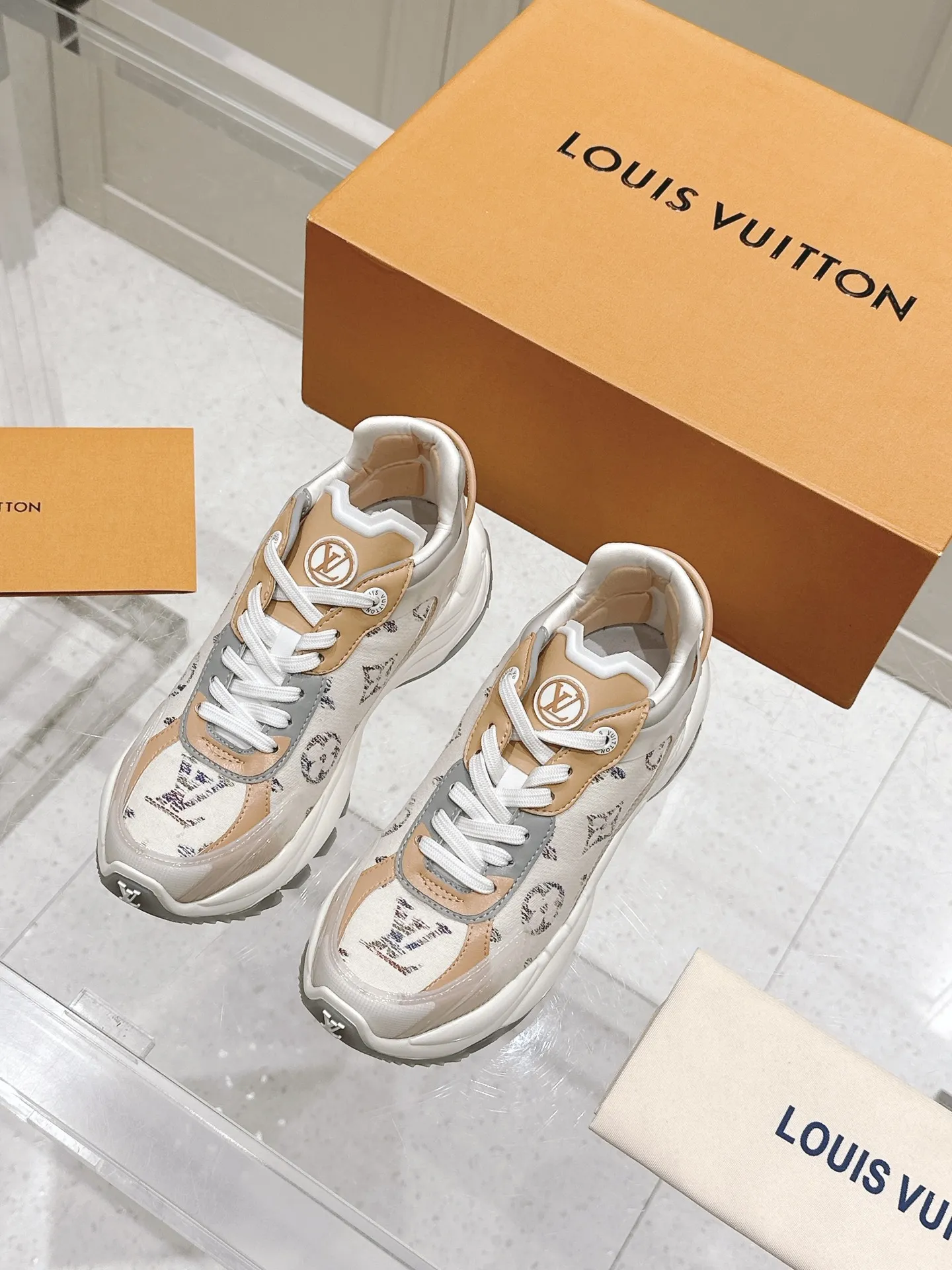 LOUIS VUITTON RUN 55 ベージュ スニーカー - 画像 (3)