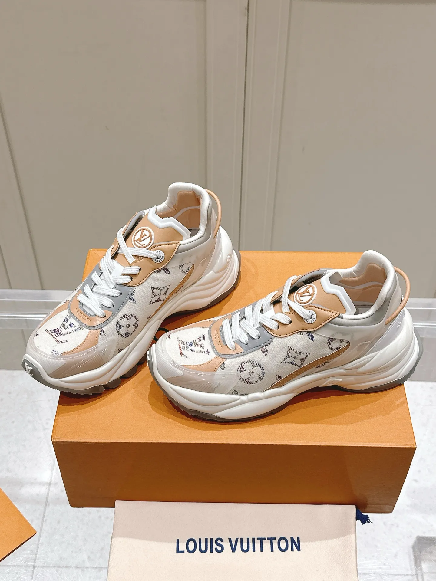 LOUIS VUITTON RUN 55 ベージュ スニーカー - 画像 (4)
