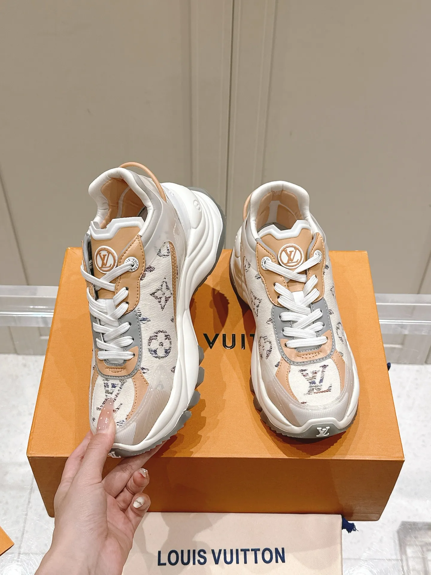 LOUIS VUITTON RUN 55 ベージュ スニーカー - 画像 (5)
