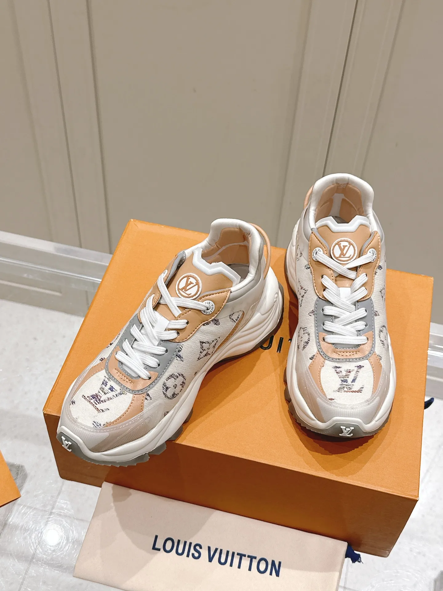 LOUIS VUITTON RUN 55 ベージュ スニーカー - 画像 (6)