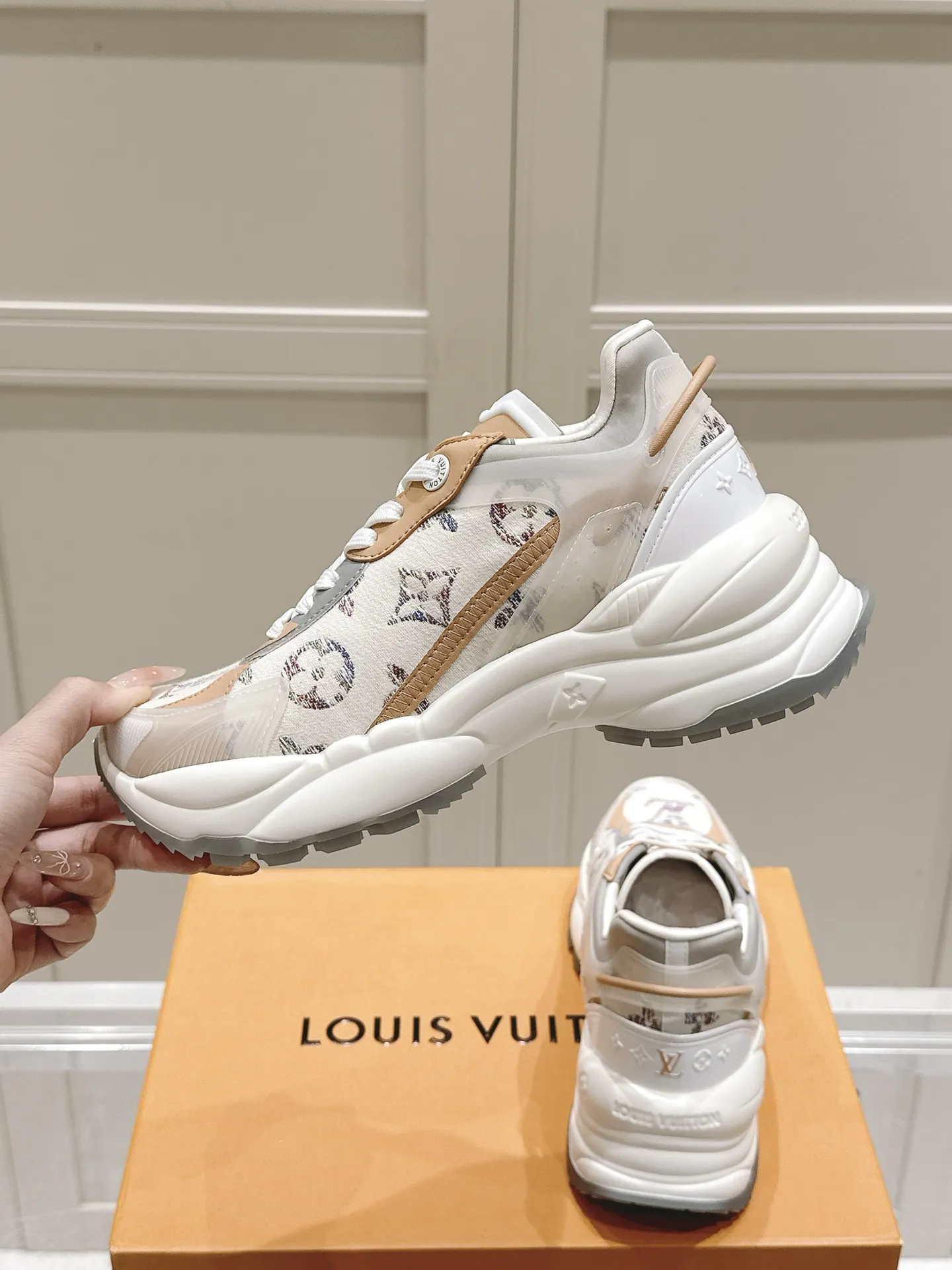 LOUIS VUITTON RUN 55 ベージュ スニーカー