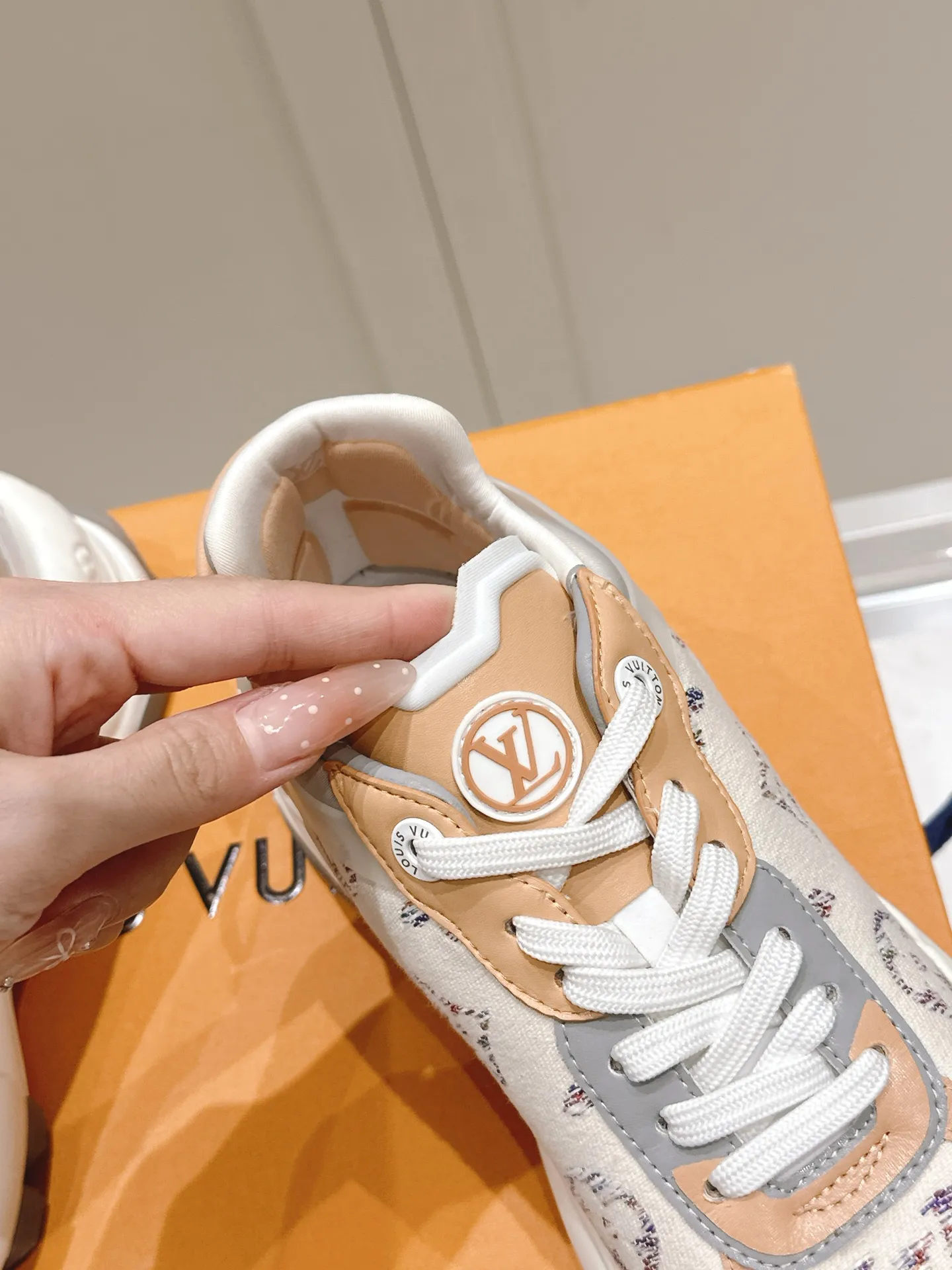 LOUIS VUITTON RUN 55 ベージュ スニーカー - 画像 (8)