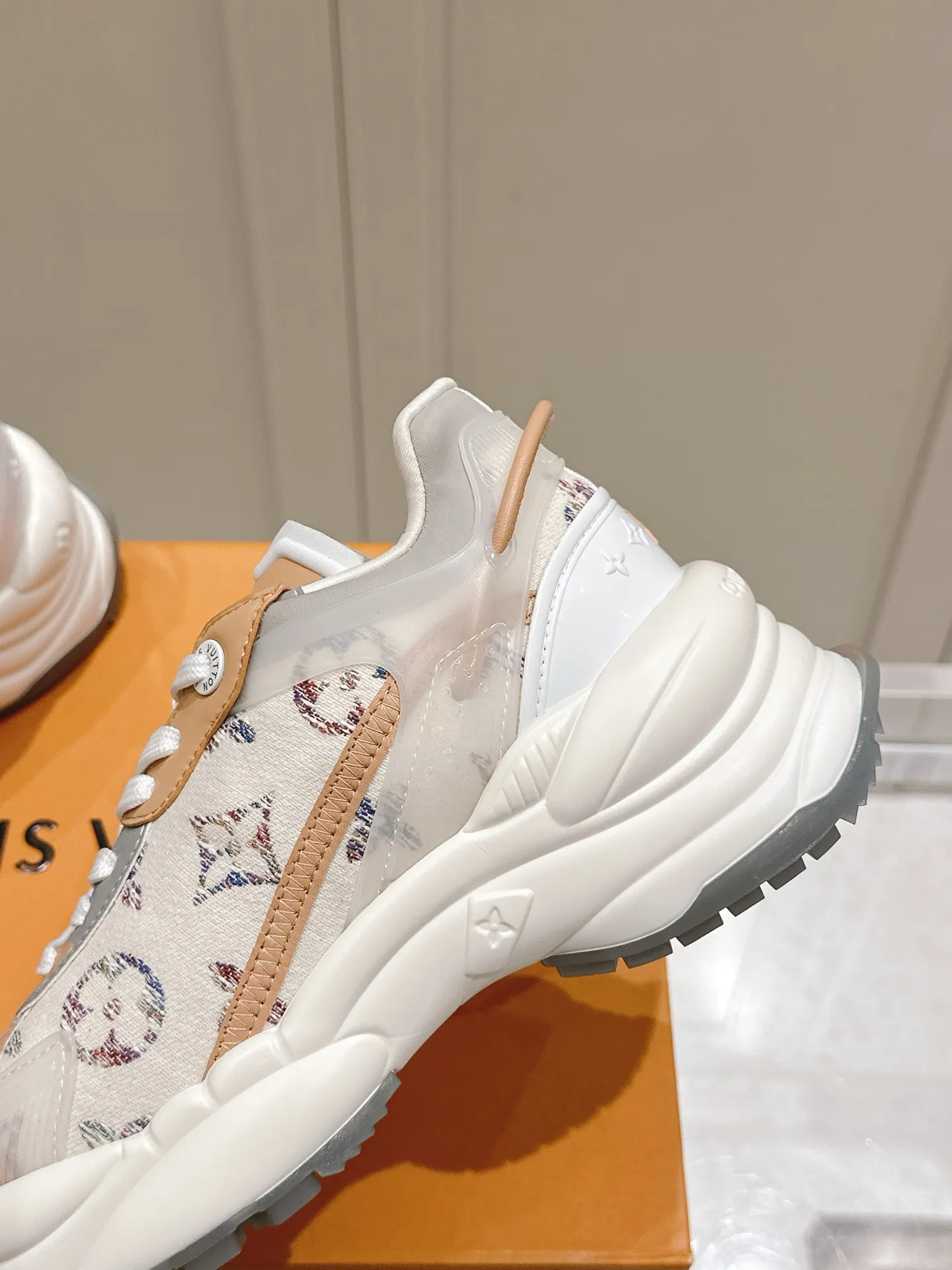 LOUIS VUITTON RUN 55 ベージュ スニーカー - 画像 (9)