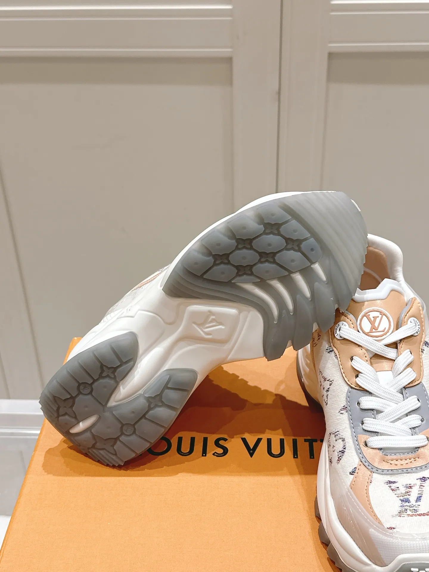 LOUIS VUITTON RUN 55 ベージュ スニーカー - 画像 (10)