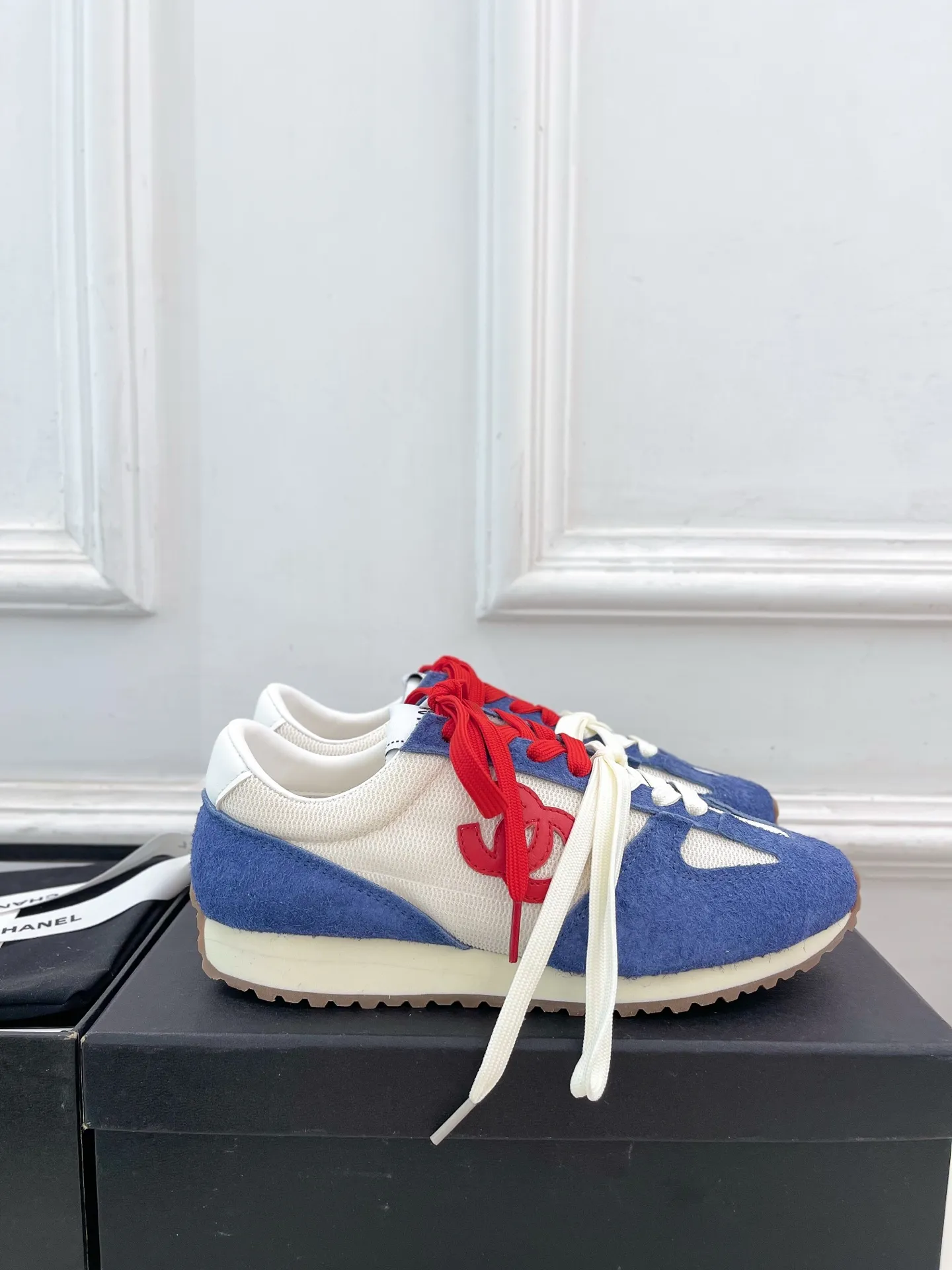 CHANEL 2025春夏新作ブルーレッドスニーカー - 画像 (3)