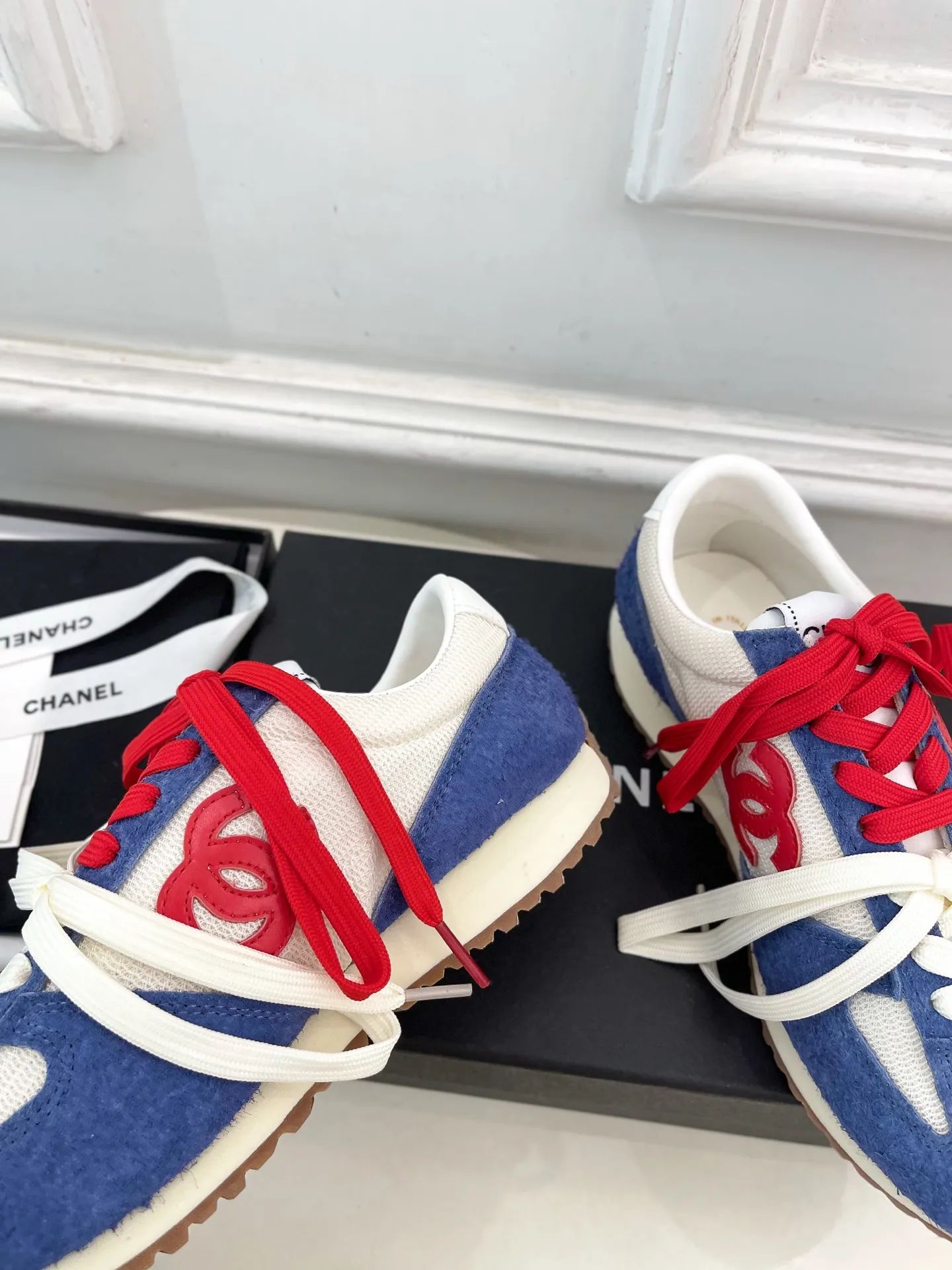 CHANEL 2025春夏新作ブルーレッドスニーカー - 画像 (6)