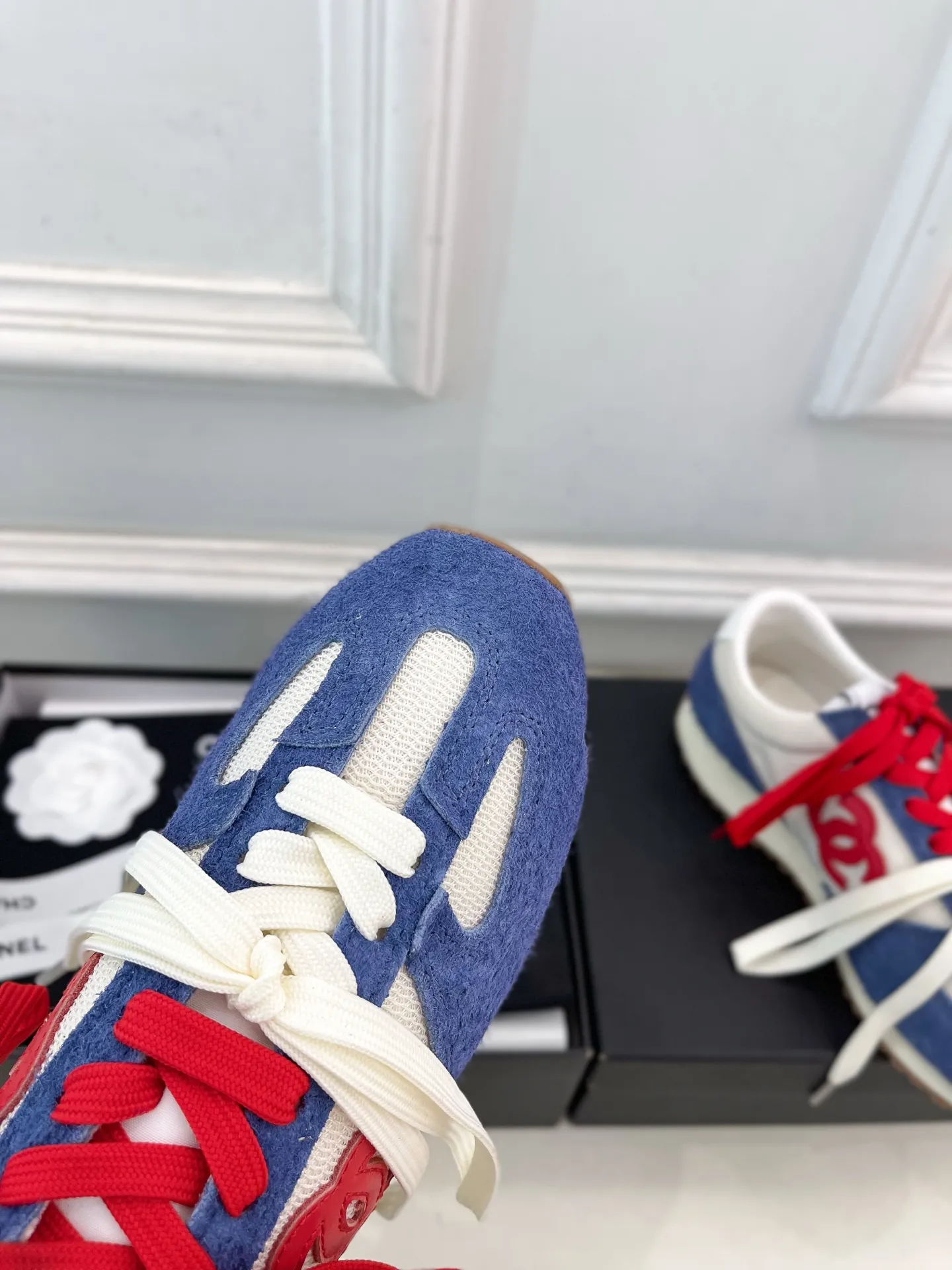 CHANEL 2025春夏新作ブルーレッドスニーカー - 画像 (7)