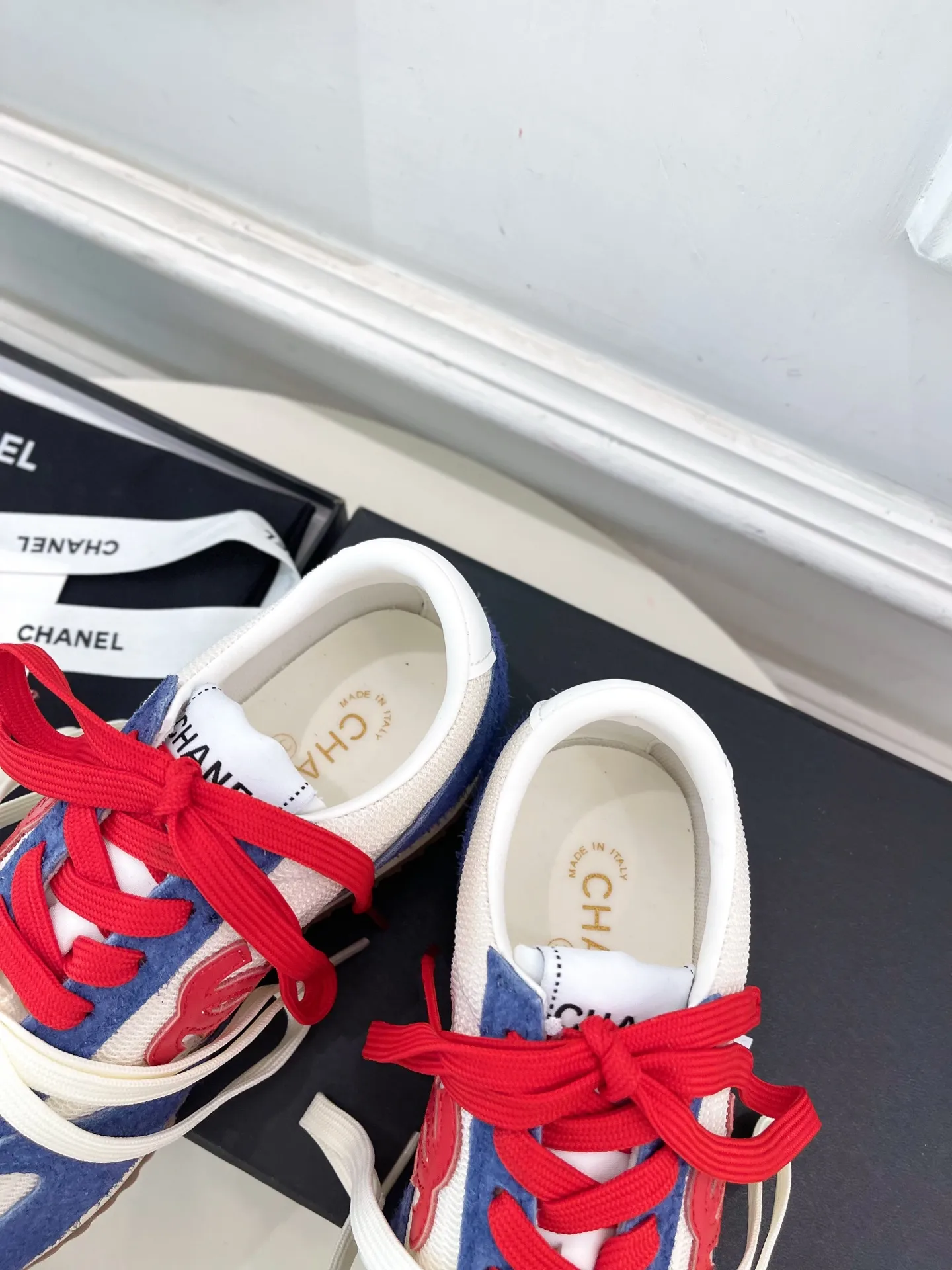 CHANEL 2025春夏新作ブルーレッドスニーカー - 画像 (9)