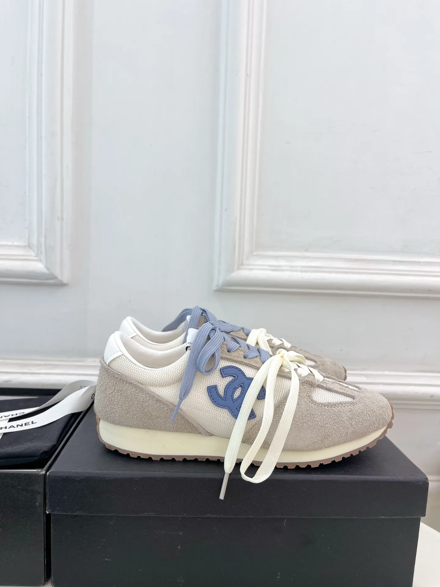 CHANEL 2025春夏新品ブルーとベージュスニーカー - 画像 (3)
