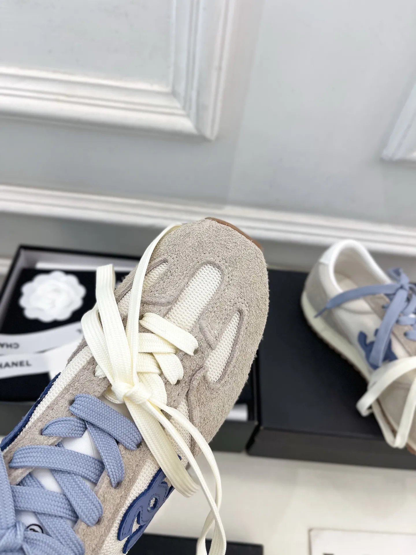 CHANEL 2025春夏新品ブルーとベージュスニーカー - 画像 (6)