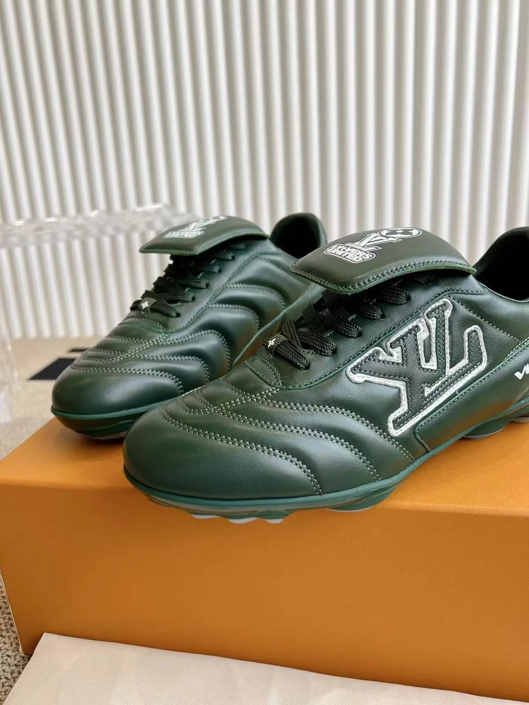 LOUIS VUITTON 緑 フットボールシューズ - 画像 (8)