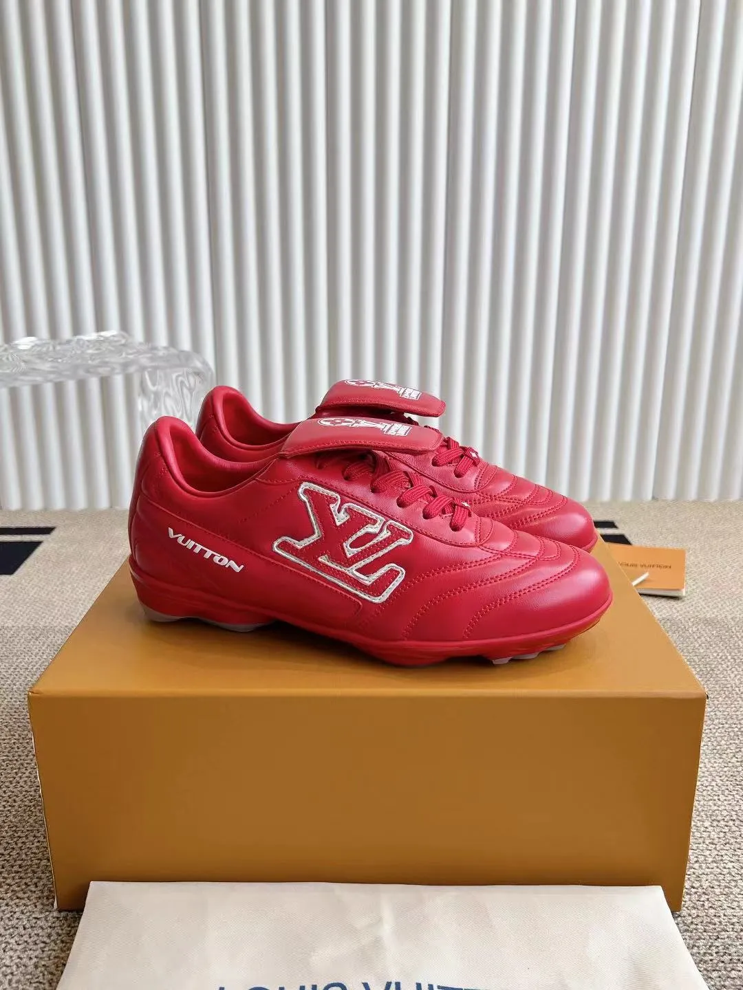 LOUIS VUITTON レッドサッカー靴