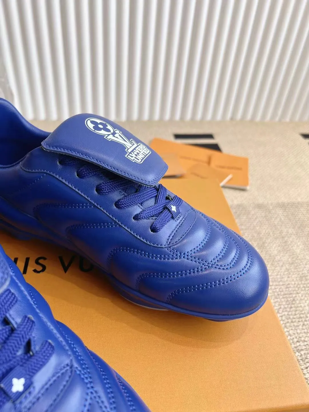 LOUIS VUITTON 青 フットボールシューズ - 画像 (7)