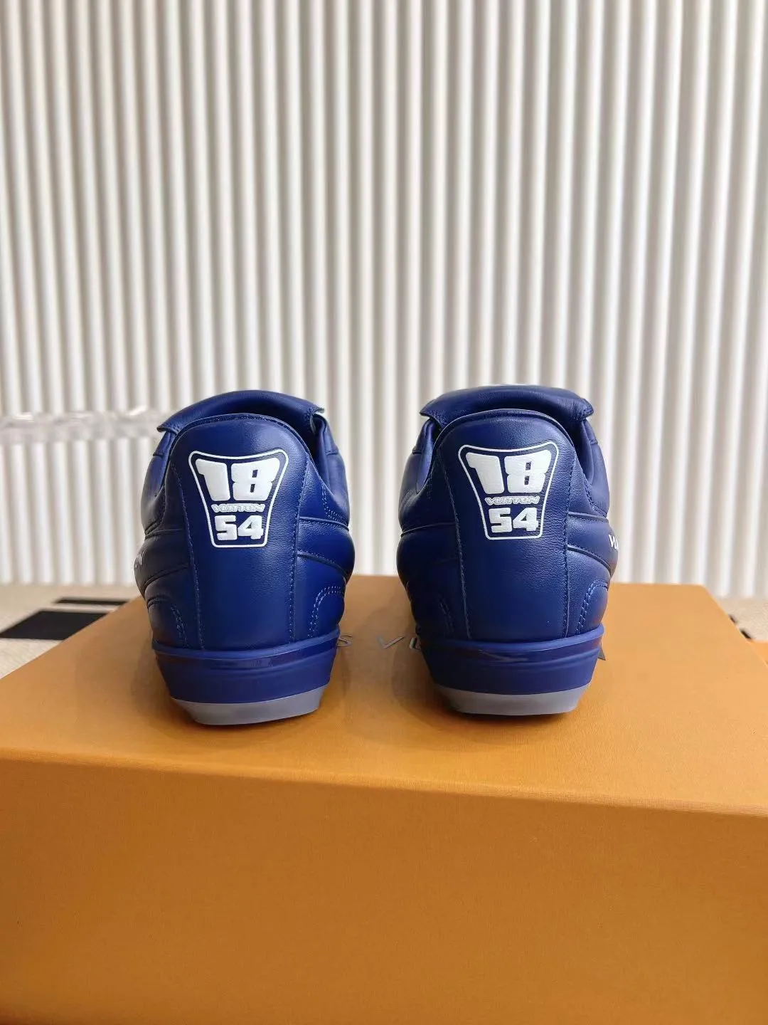 LOUIS VUITTON 青 フットボールシューズ - 画像 (8)