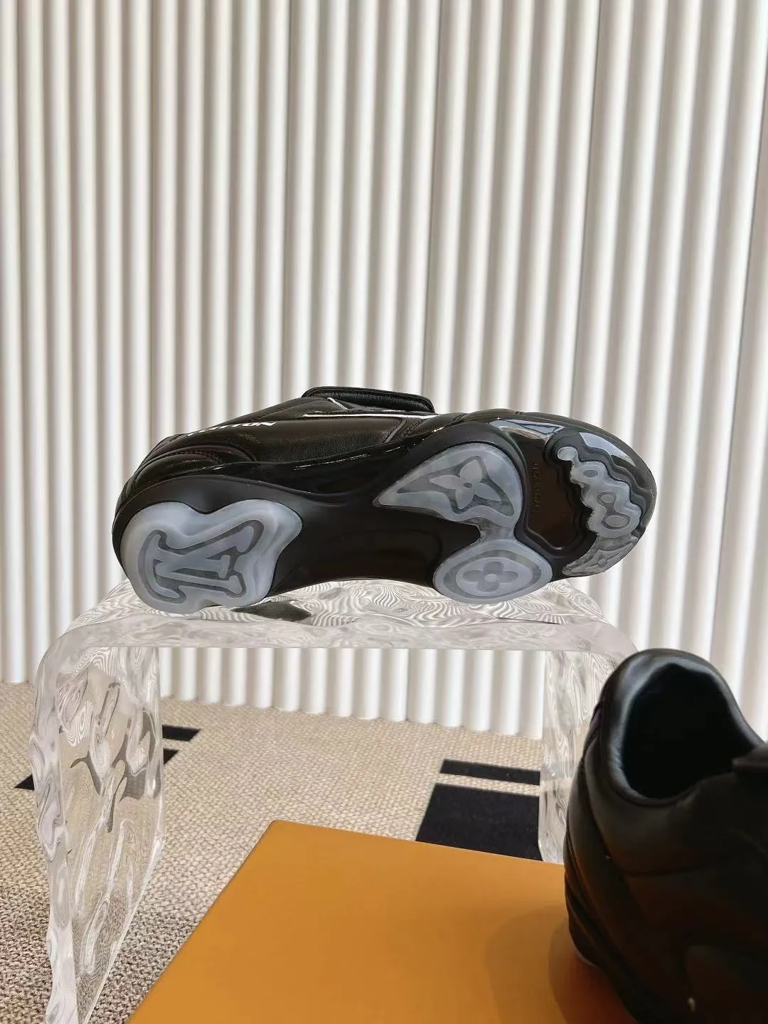 LOUIS VUITTON 黒 フットボールシューズ - 画像 (8)