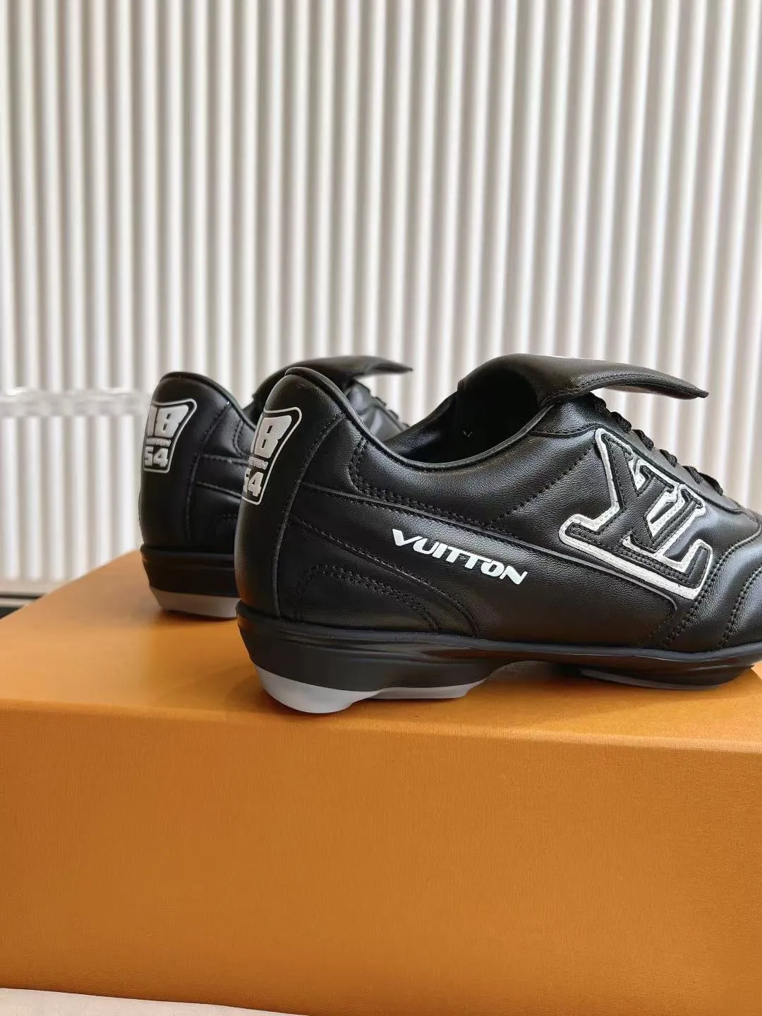 LOUIS VUITTON 黒 フットボールシューズ - 画像 (9)