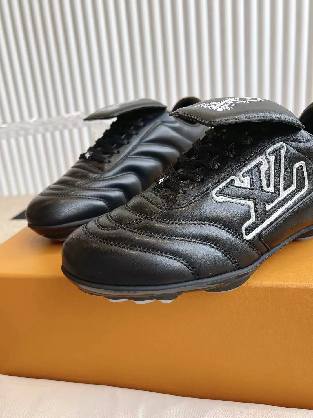 LOUIS VUITTON 黒 フットボールシューズ - 画像 (10)