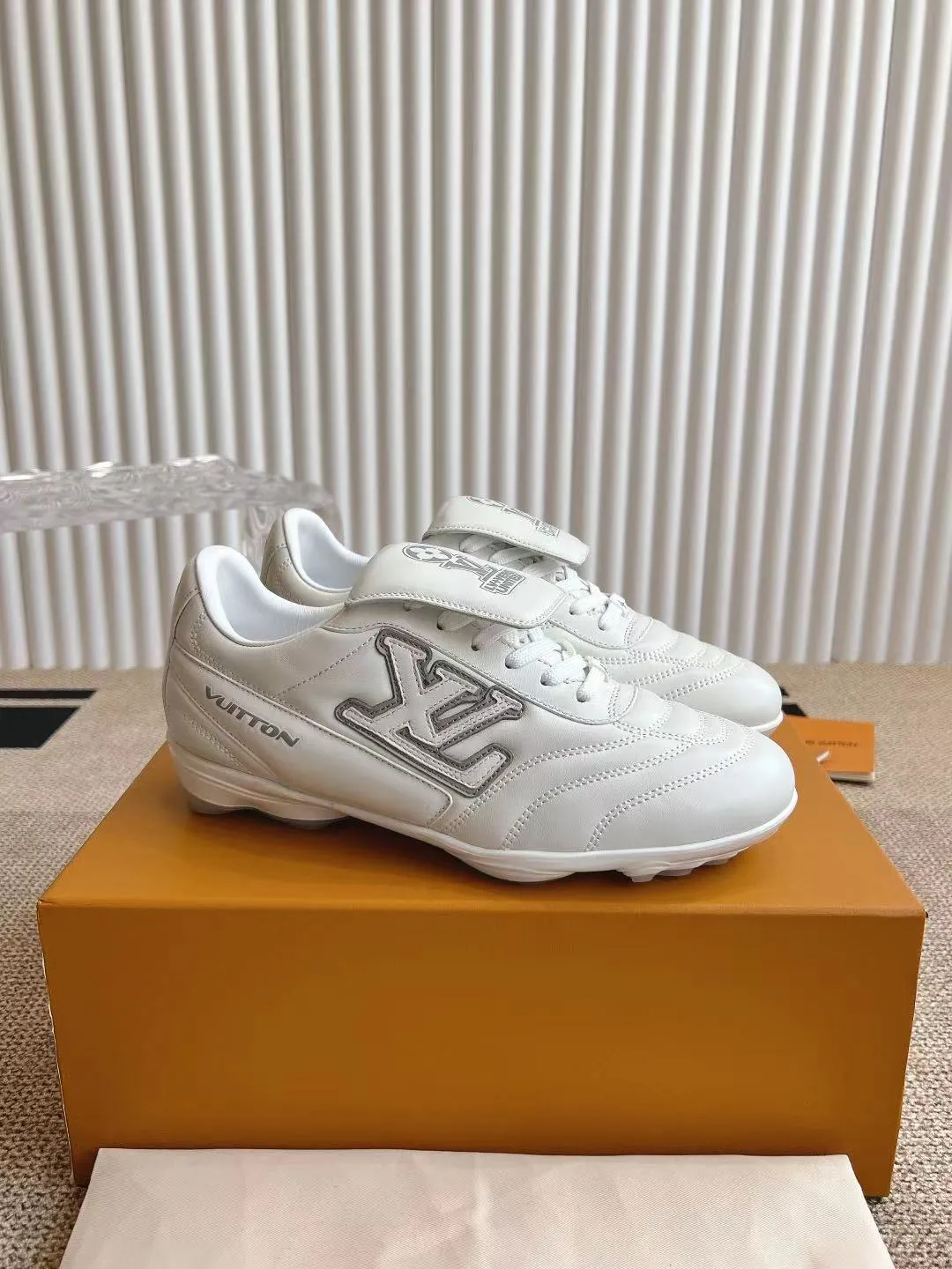 LOUIS VUITTON 白 サッカーシューズ