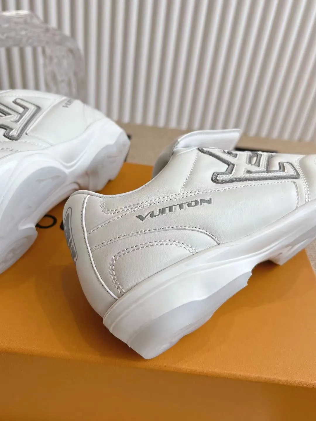 LOUIS VUITTON 白 サッカーシューズ - 画像 (7)