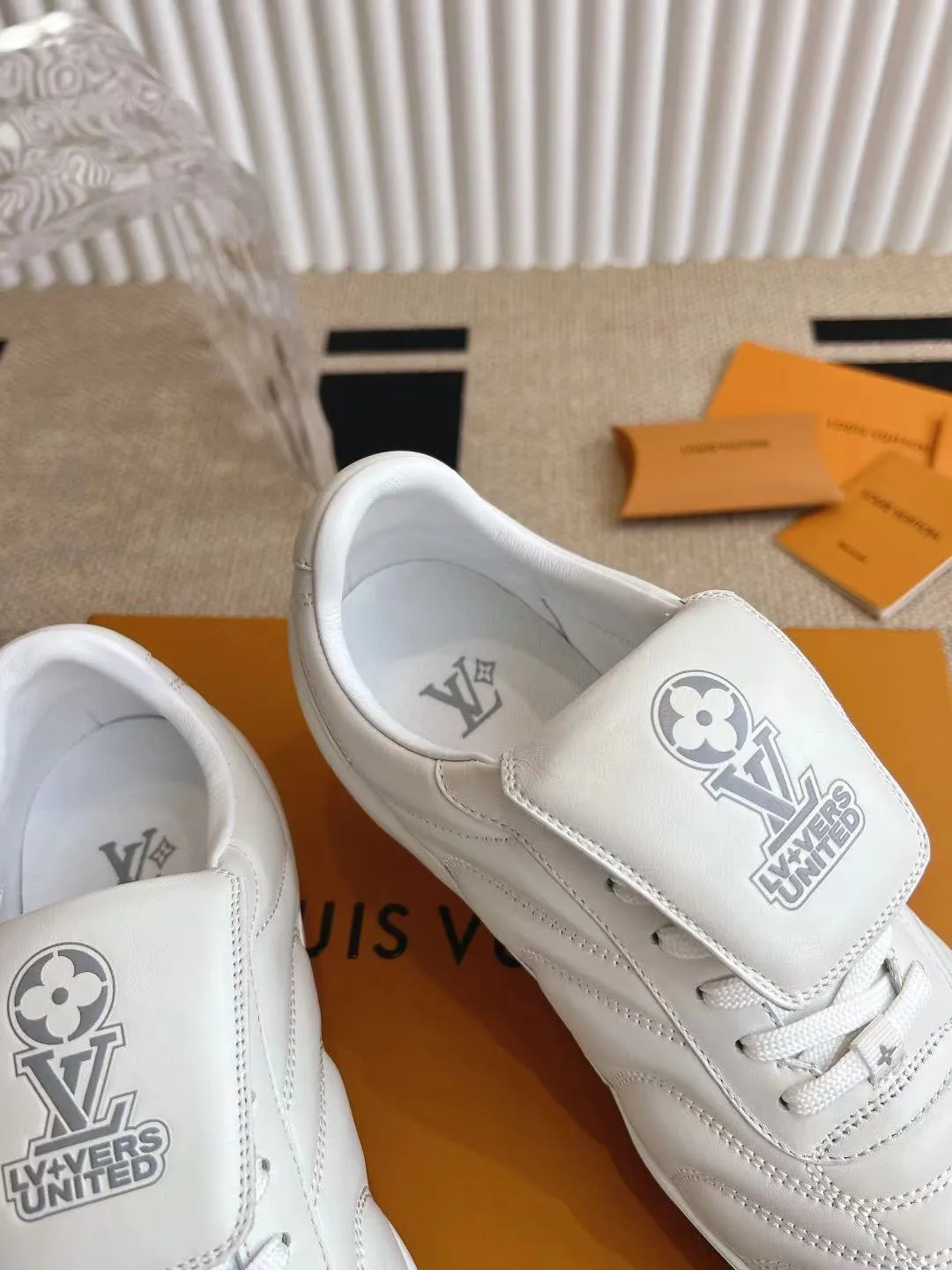 LOUIS VUITTON 白 サッカーシューズ - 画像 (8)