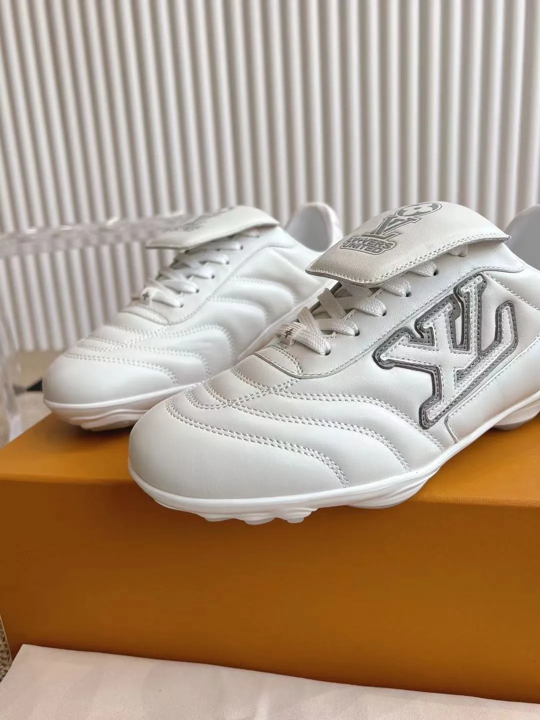 LOUIS VUITTON 白 サッカーシューズ - 画像 (9)