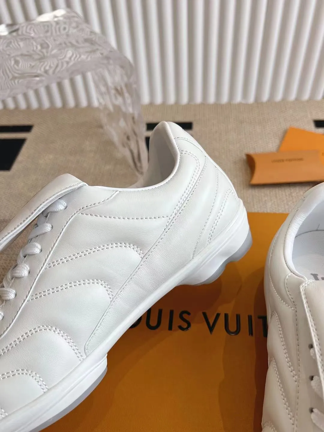 LOUIS VUITTON 白 サッカーシューズ - 画像 (10)