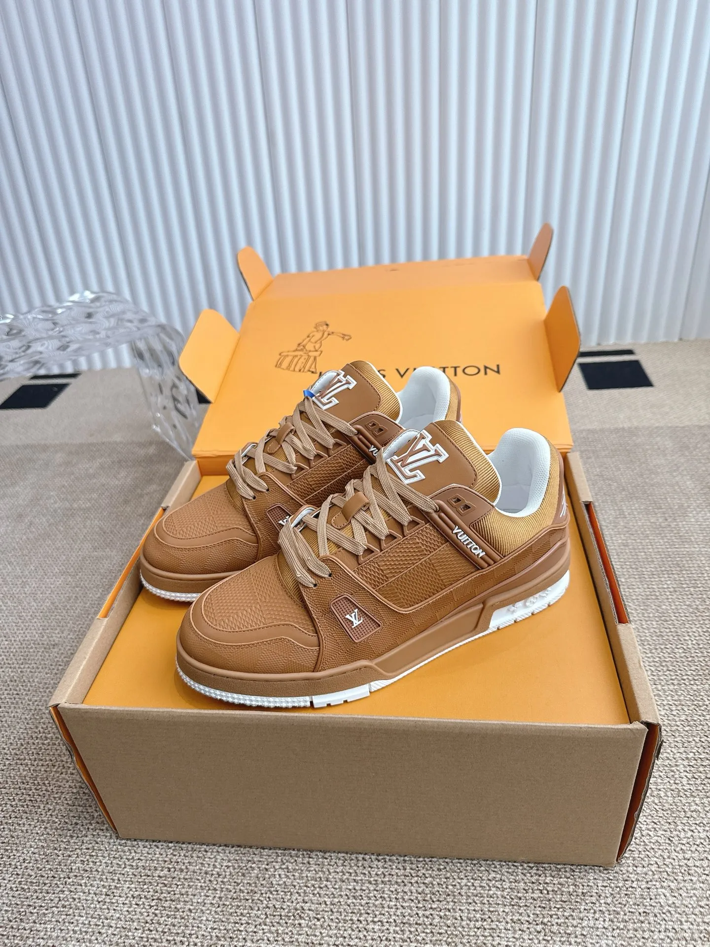 LOUIS VUITTON 茶色スニーカー