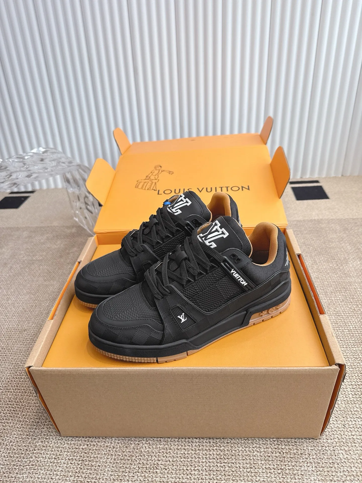 LOUIS VUITTON 黒 TRAINER