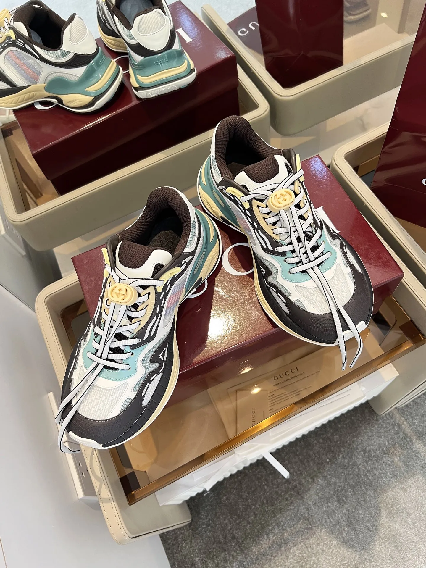 Gucci 2.0スニーカー カラフル ストライプデザイン - 画像 (3)