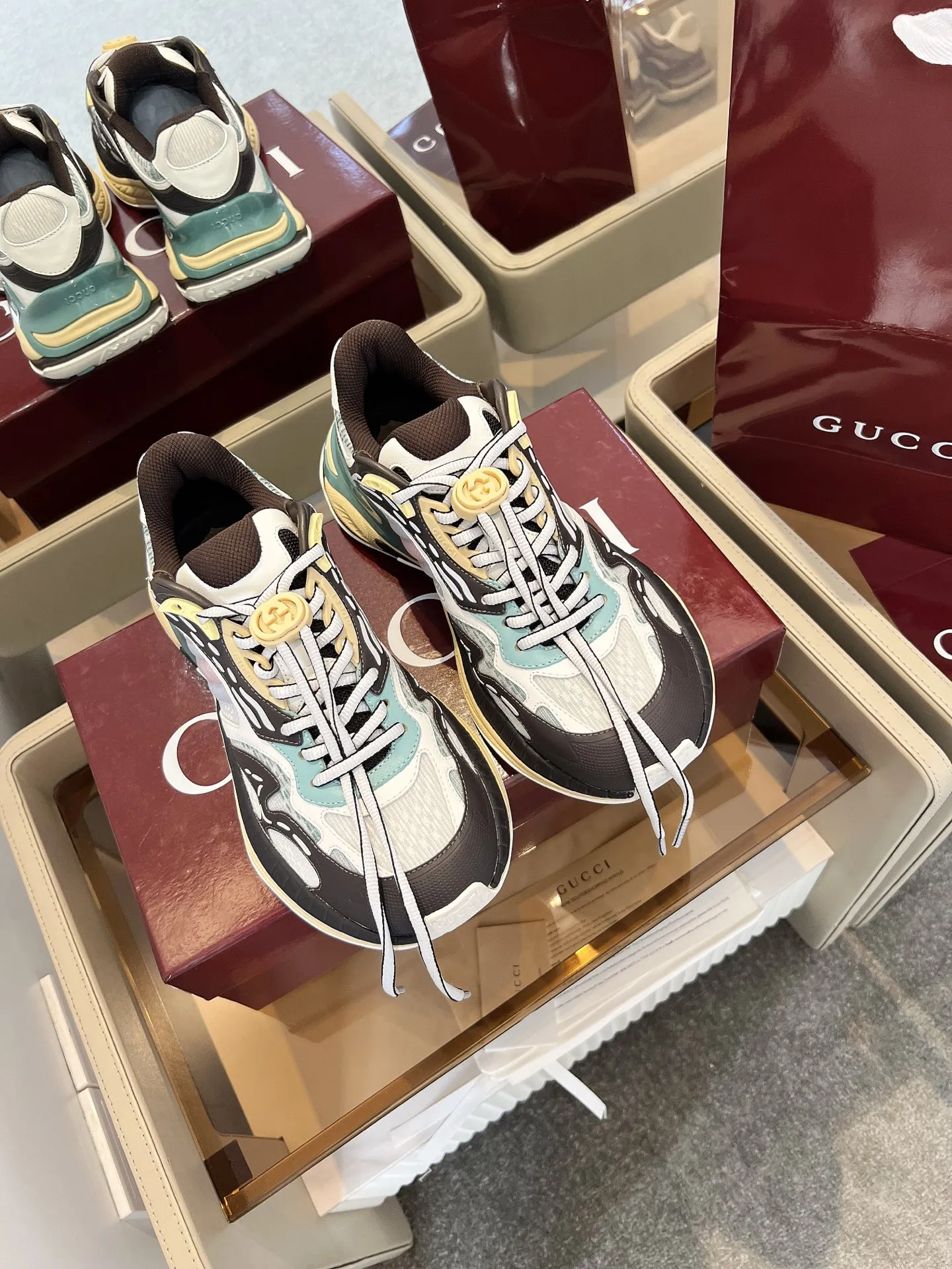 Gucci 2.0スニーカー カラフル ストライプデザイン - 画像 (4)