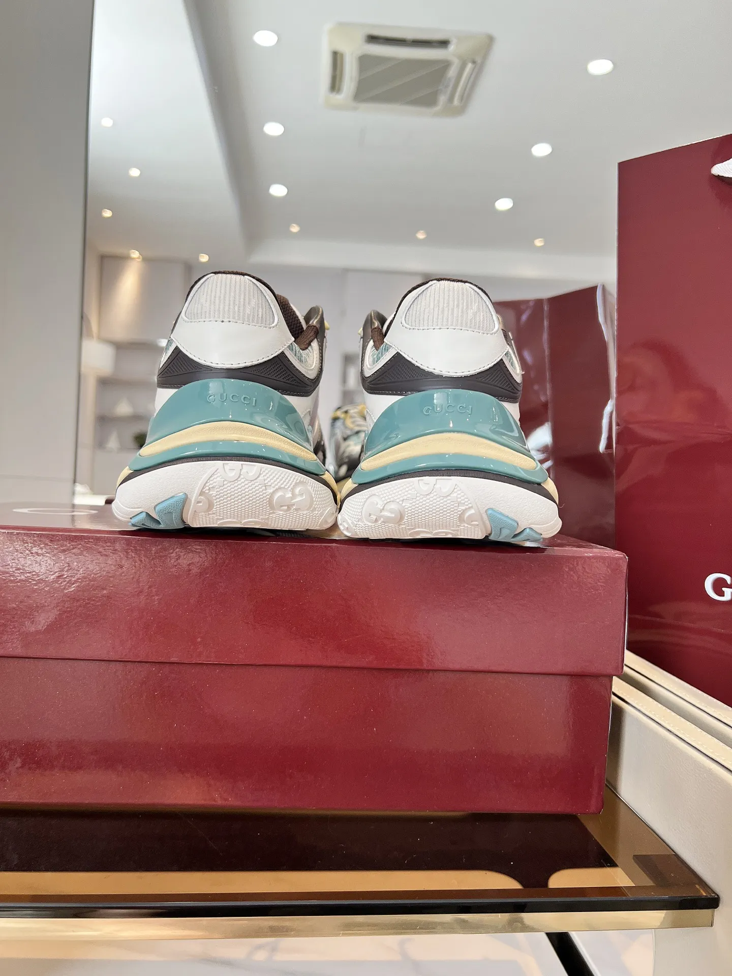 Gucci 2.0スニーカー カラフル ストライプデザイン - 画像 (5)