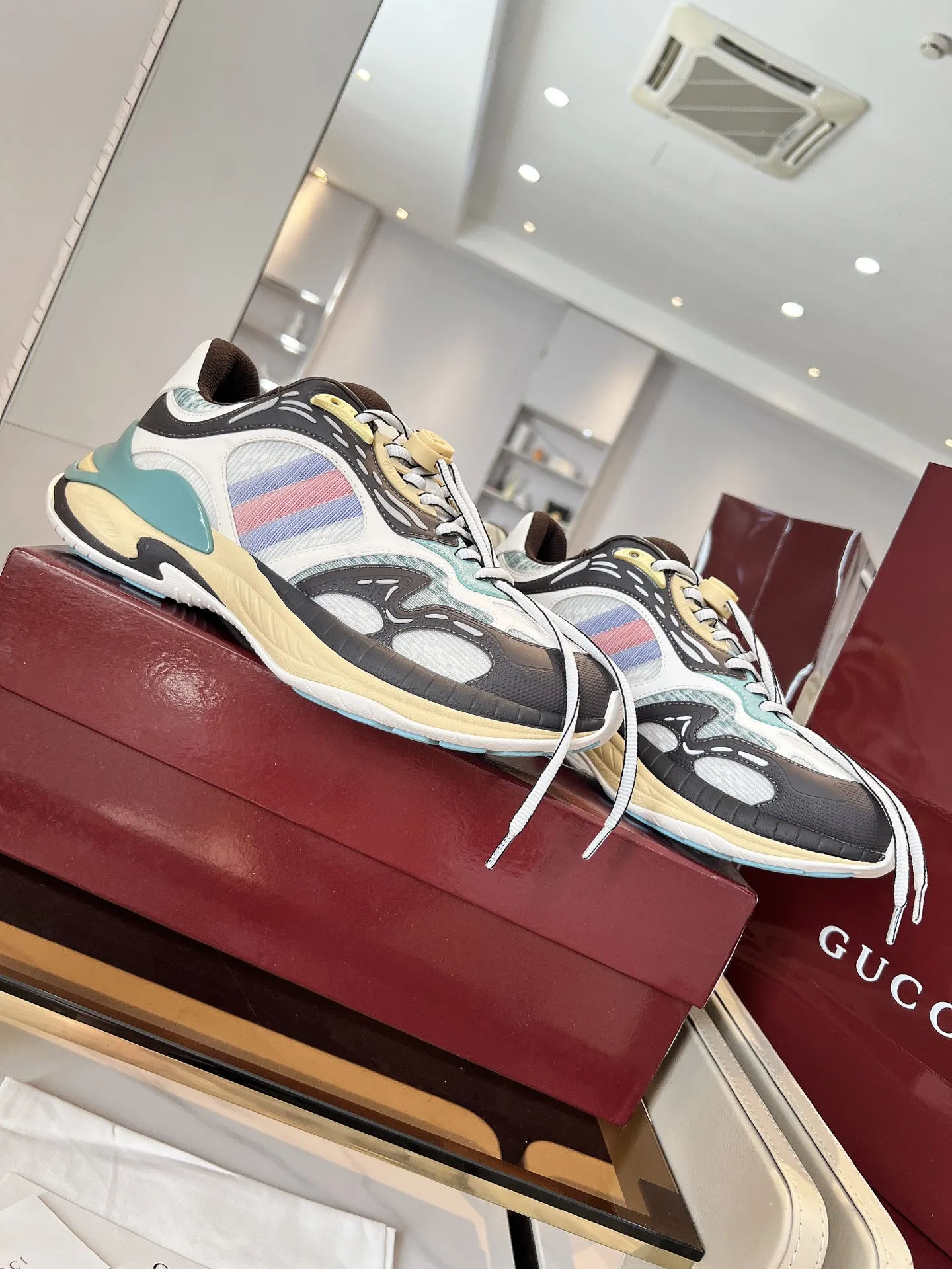 Gucci 2.0スニーカー カラフル ストライプデザイン - 画像 (6)