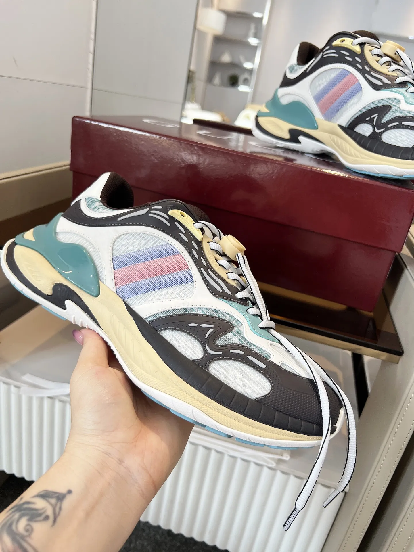 Gucci 2.0スニーカー カラフル ストライプデザイン - 画像 (7)