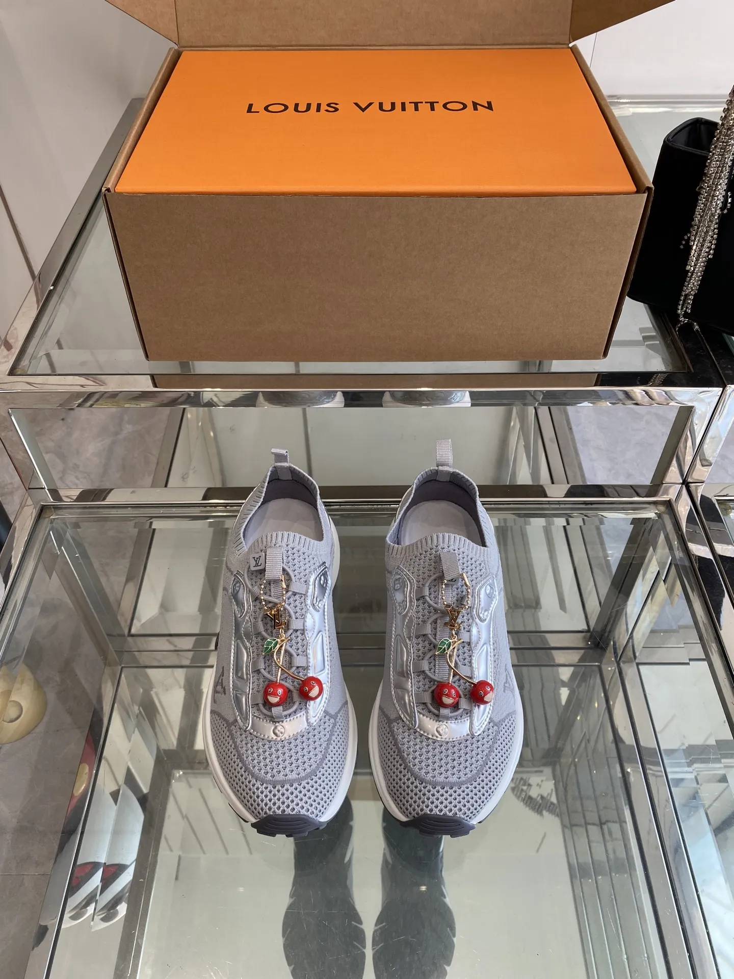 LOUIS VUITTON グレー ソックスシューズ - 画像 (3)