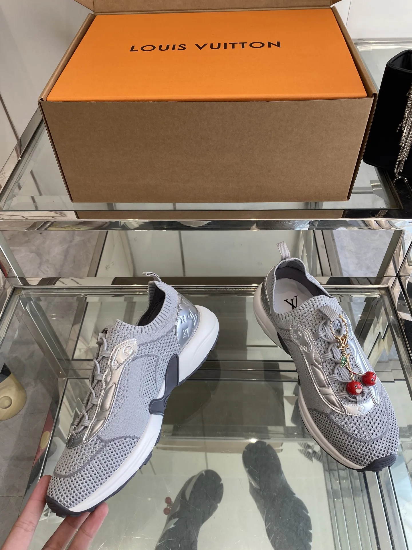 LOUIS VUITTON グレー ソックスシューズ - 画像 (4)