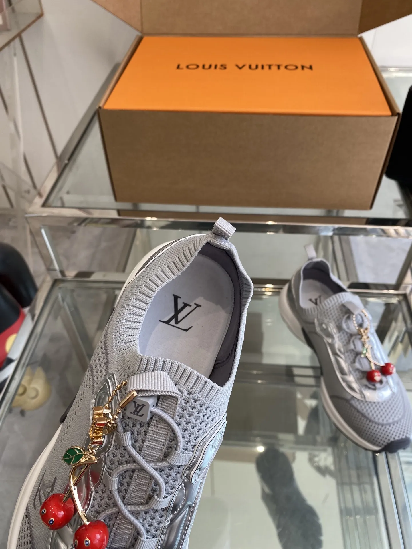 LOUIS VUITTON グレー ソックスシューズ - 画像 (5)