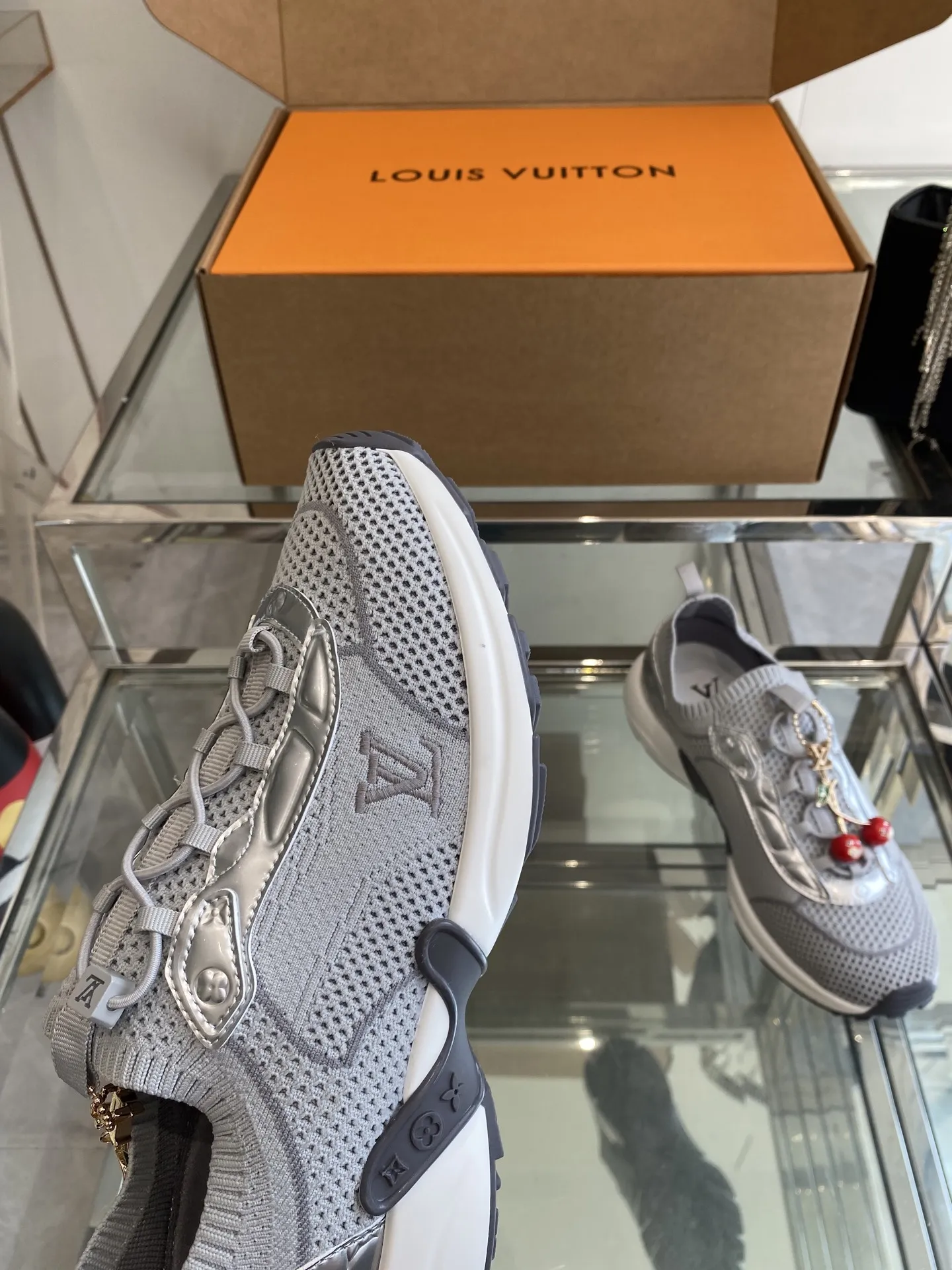 LOUIS VUITTON グレー ソックスシューズ - 画像 (7)