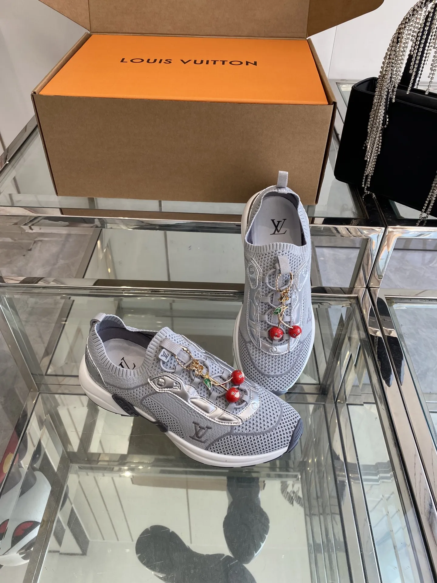 LOUIS VUITTON グレー ソックスシューズ - 画像 (8)