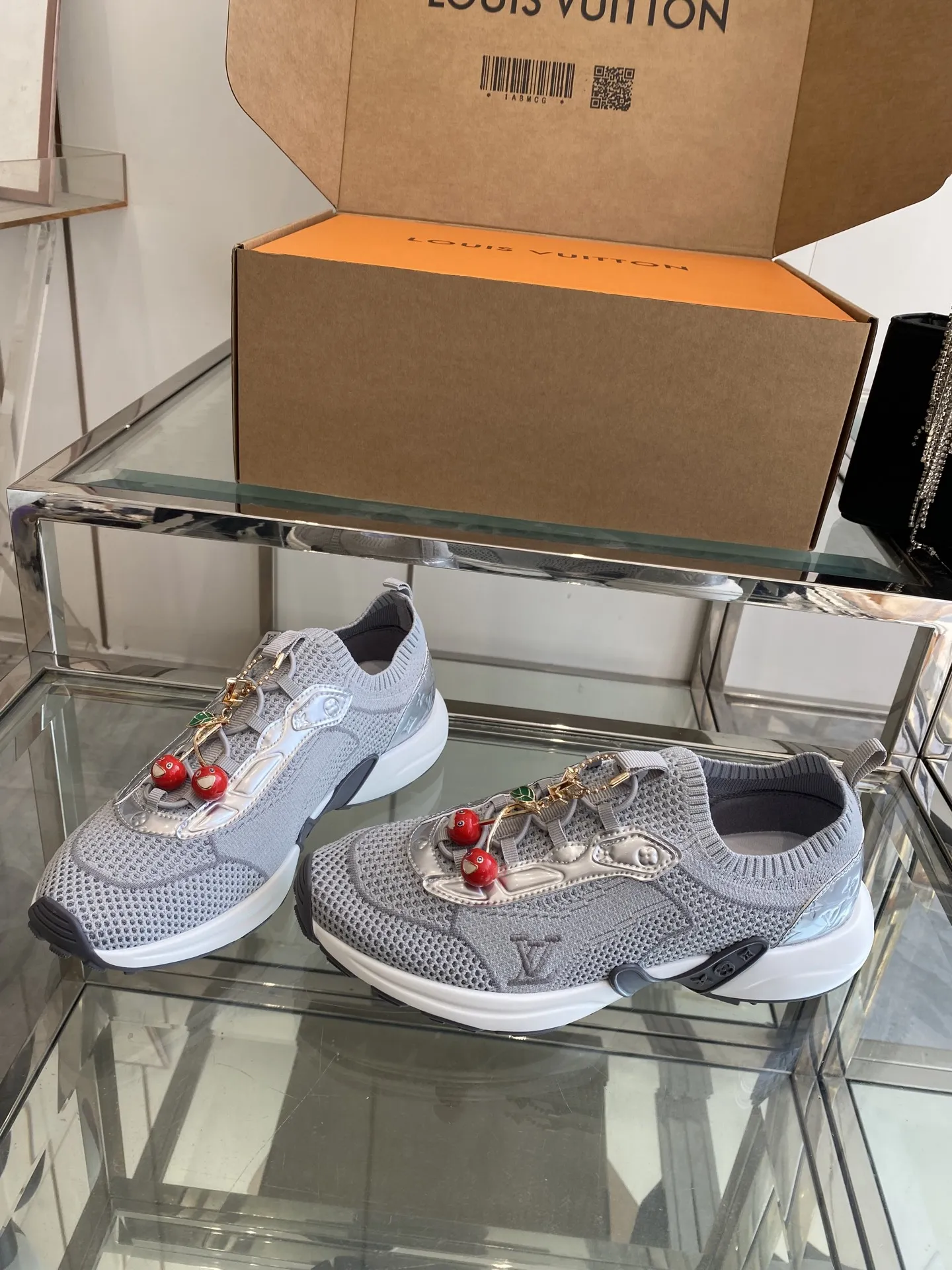 LOUIS VUITTON グレー ソックスシューズ - 画像 (9)