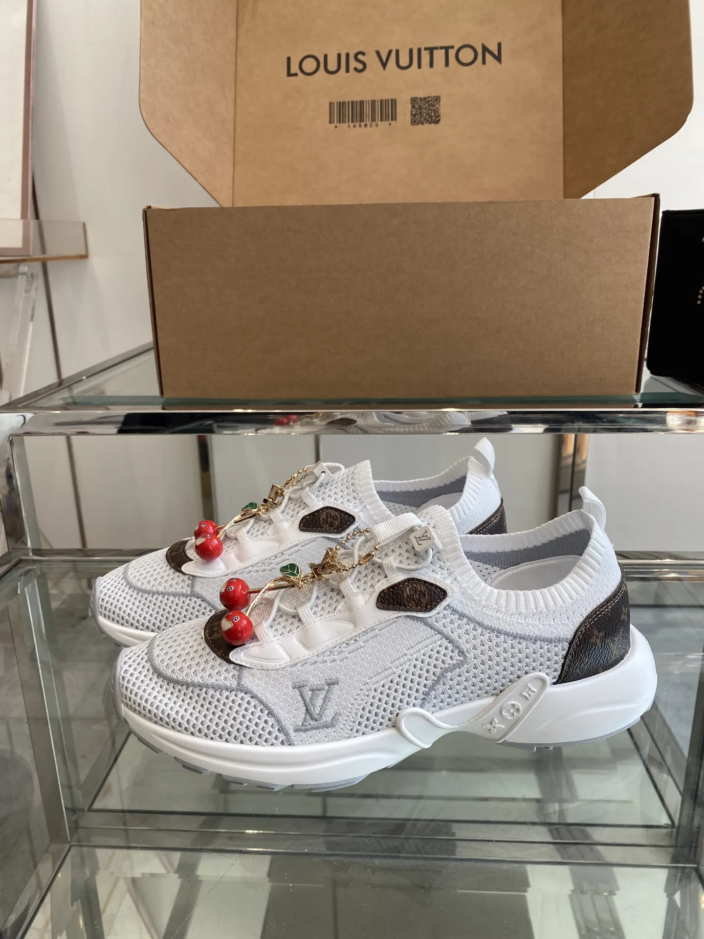 LOUIS VUITTON 白 ソックスシューズ